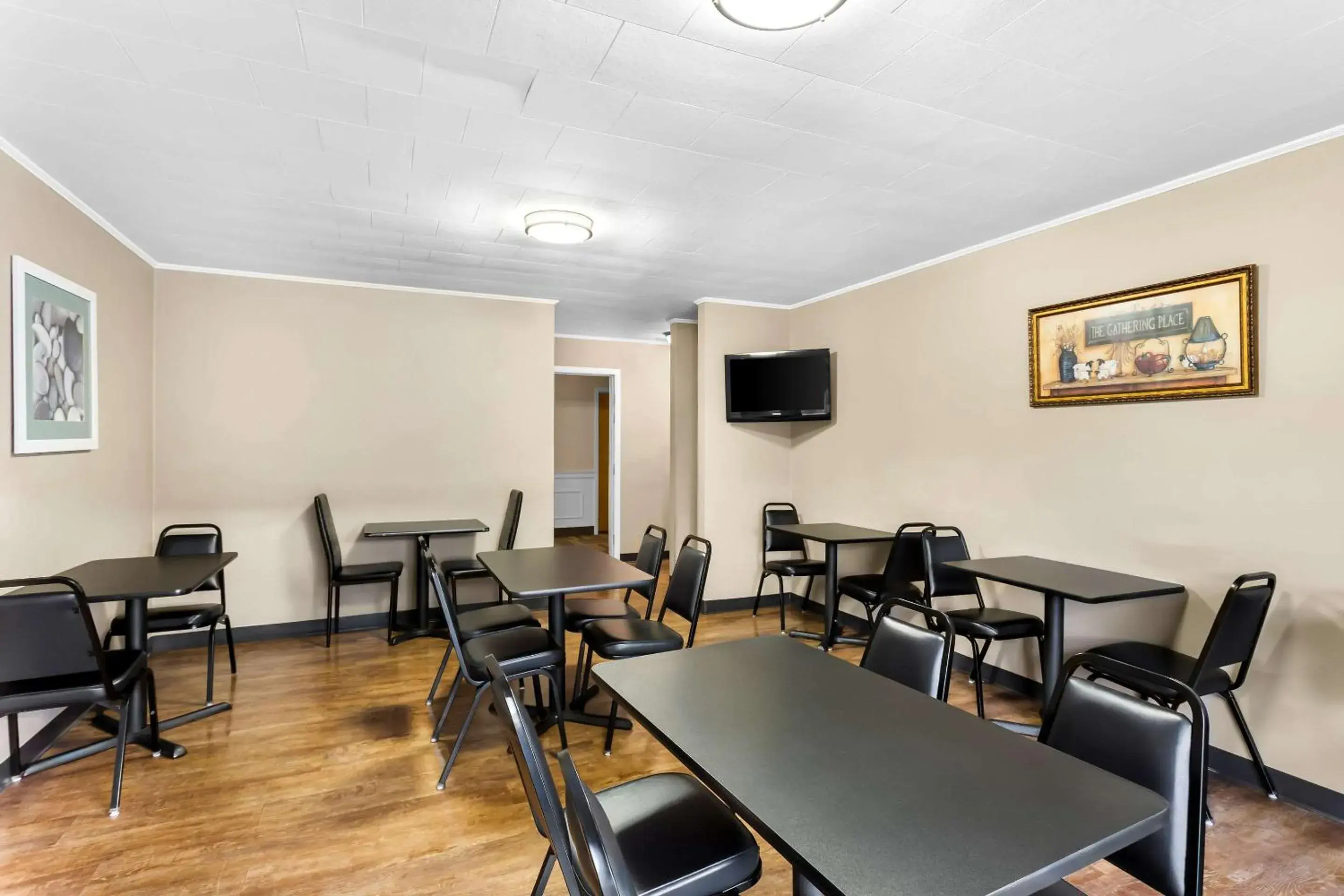 Breakfast in Quality Inn & Suites Gorham Riverside Breakfast in Quality Inn & Suites Gorham Riverside