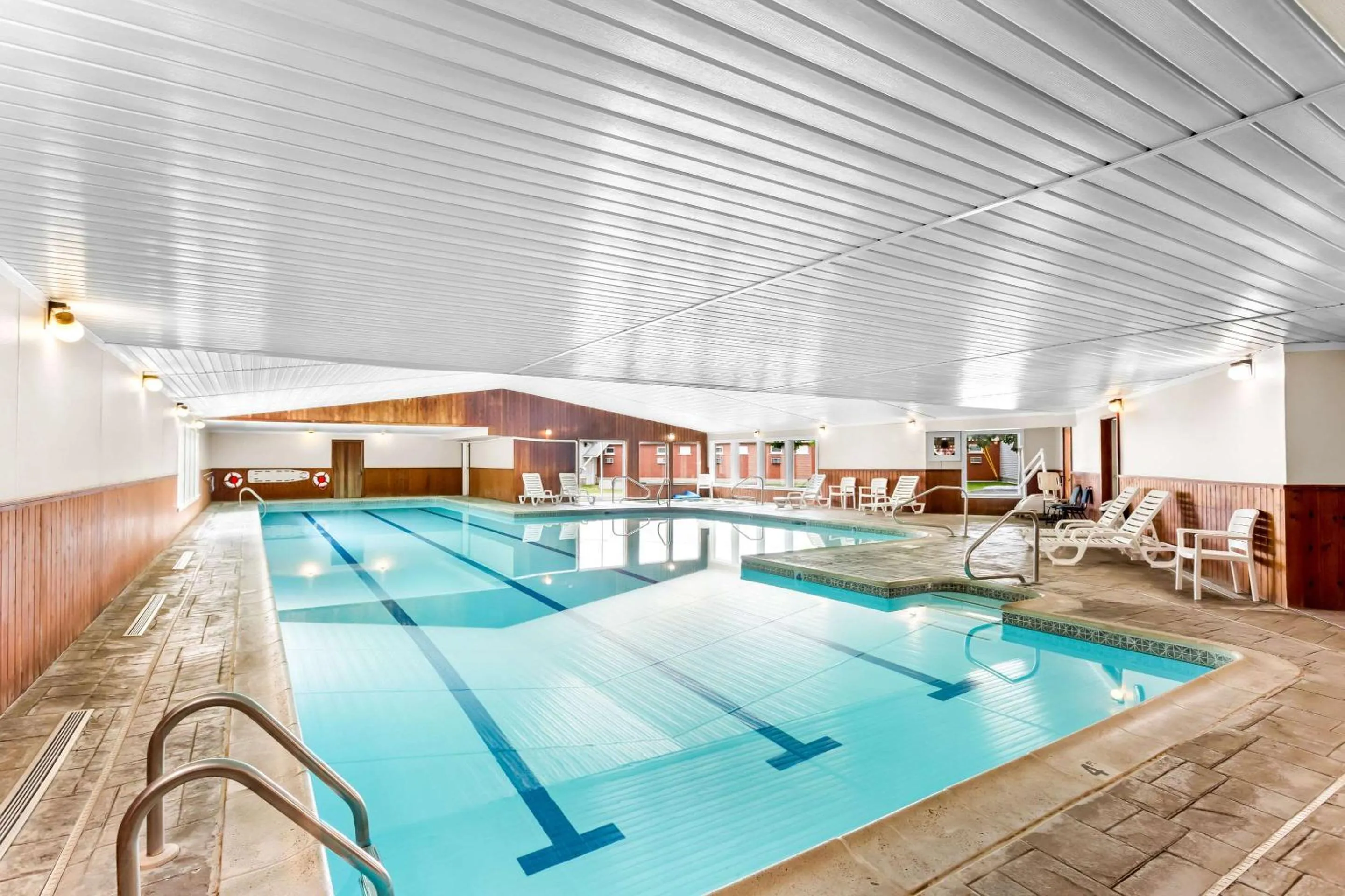 Swimming pool in Quality Inn & Suites Gorham Riverside