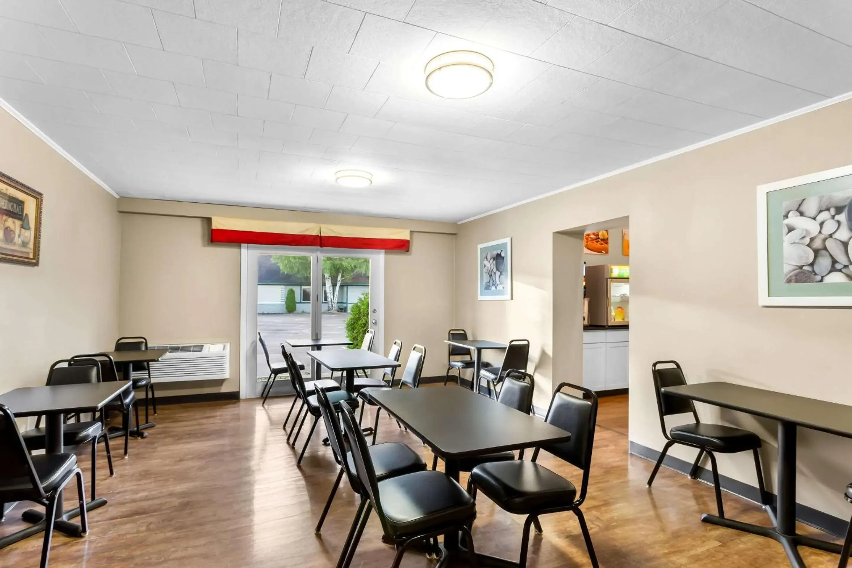 Breakfast in Quality Inn & Suites Gorham Riverside Breakfast in Quality Inn & Suites Gorham Riverside