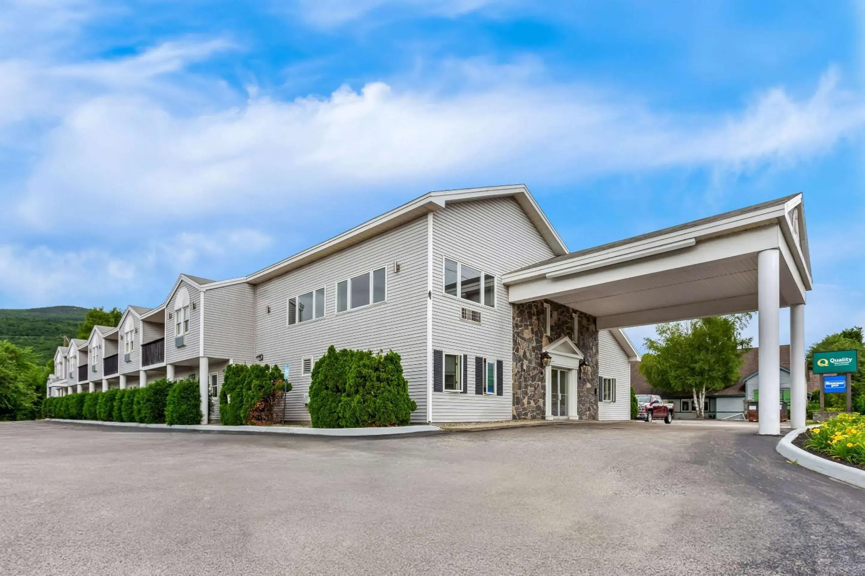 Property building in Quality Inn & Suites Gorham Riverside Property building in Quality Inn & Suites Gorham Riverside