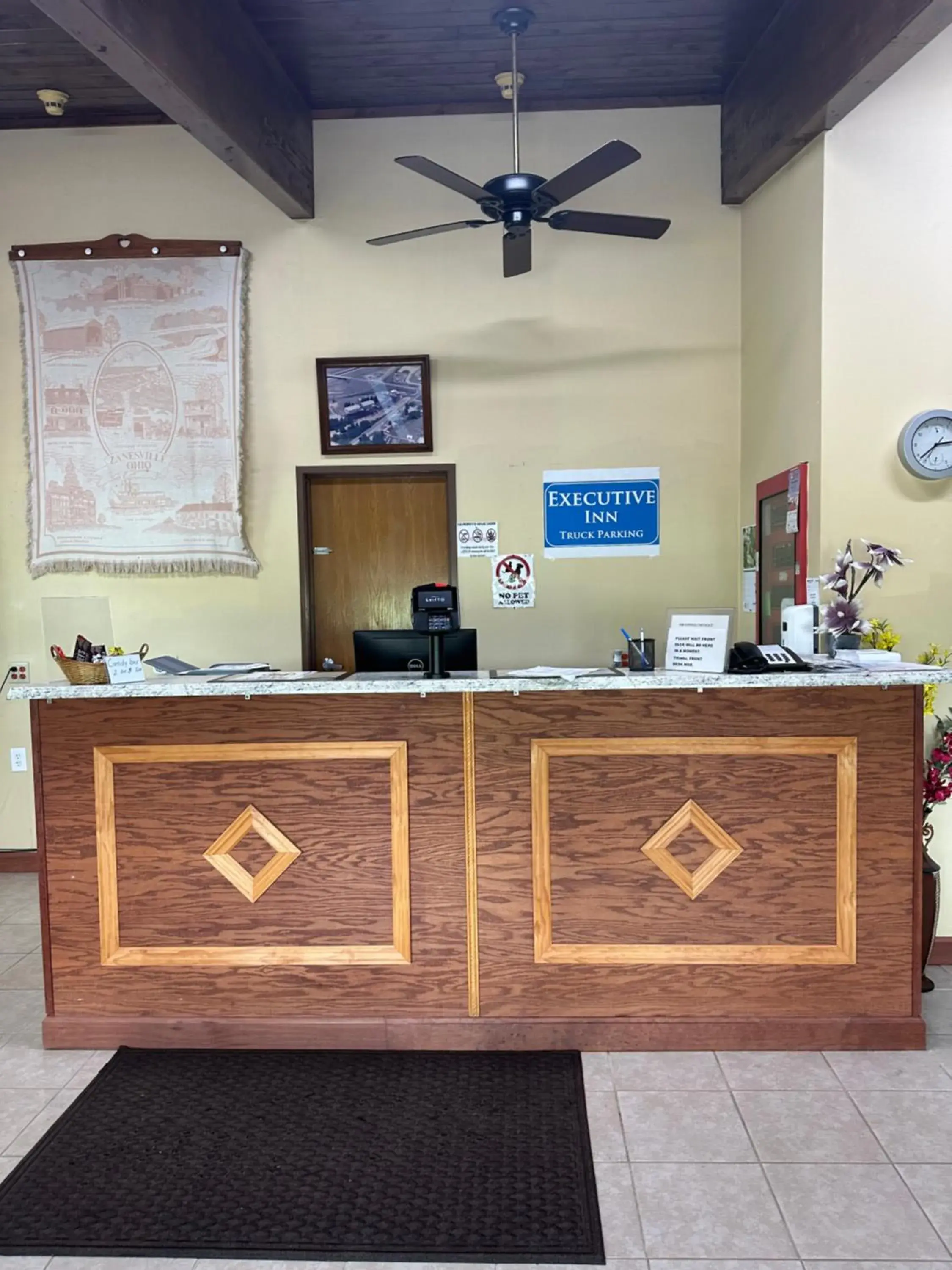 Lobby or reception in Executive Inn Lobby or reception in Executive Inn