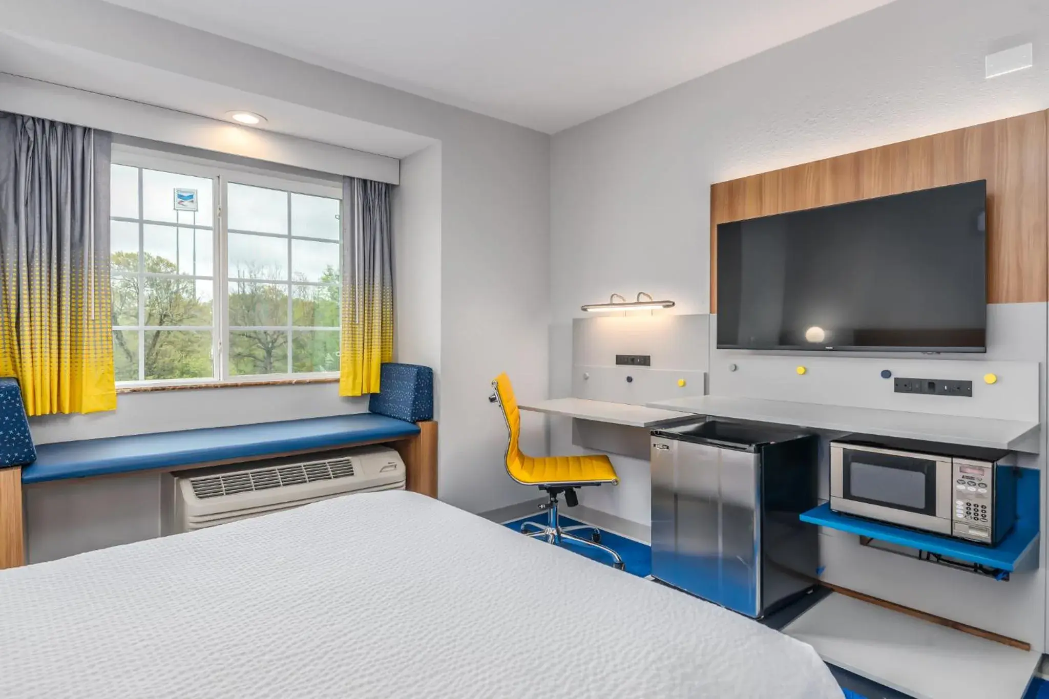 TV and multimedia, Bed in Microtel Inn and Suites Montgomery TV and multimedia, Bed in Microtel Inn and Suites Montgomery