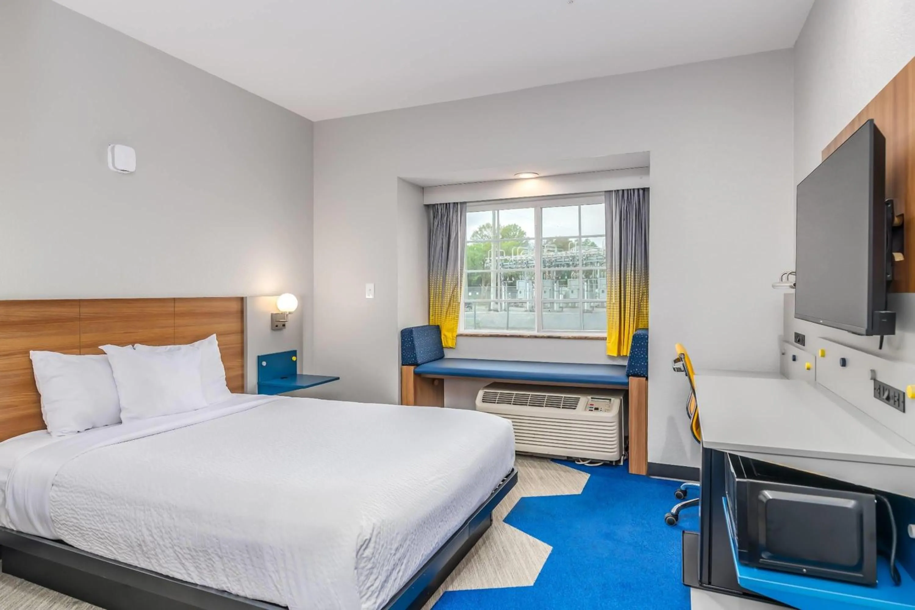 Photo of the whole room, Bed in Microtel Inn and Suites Montgomery