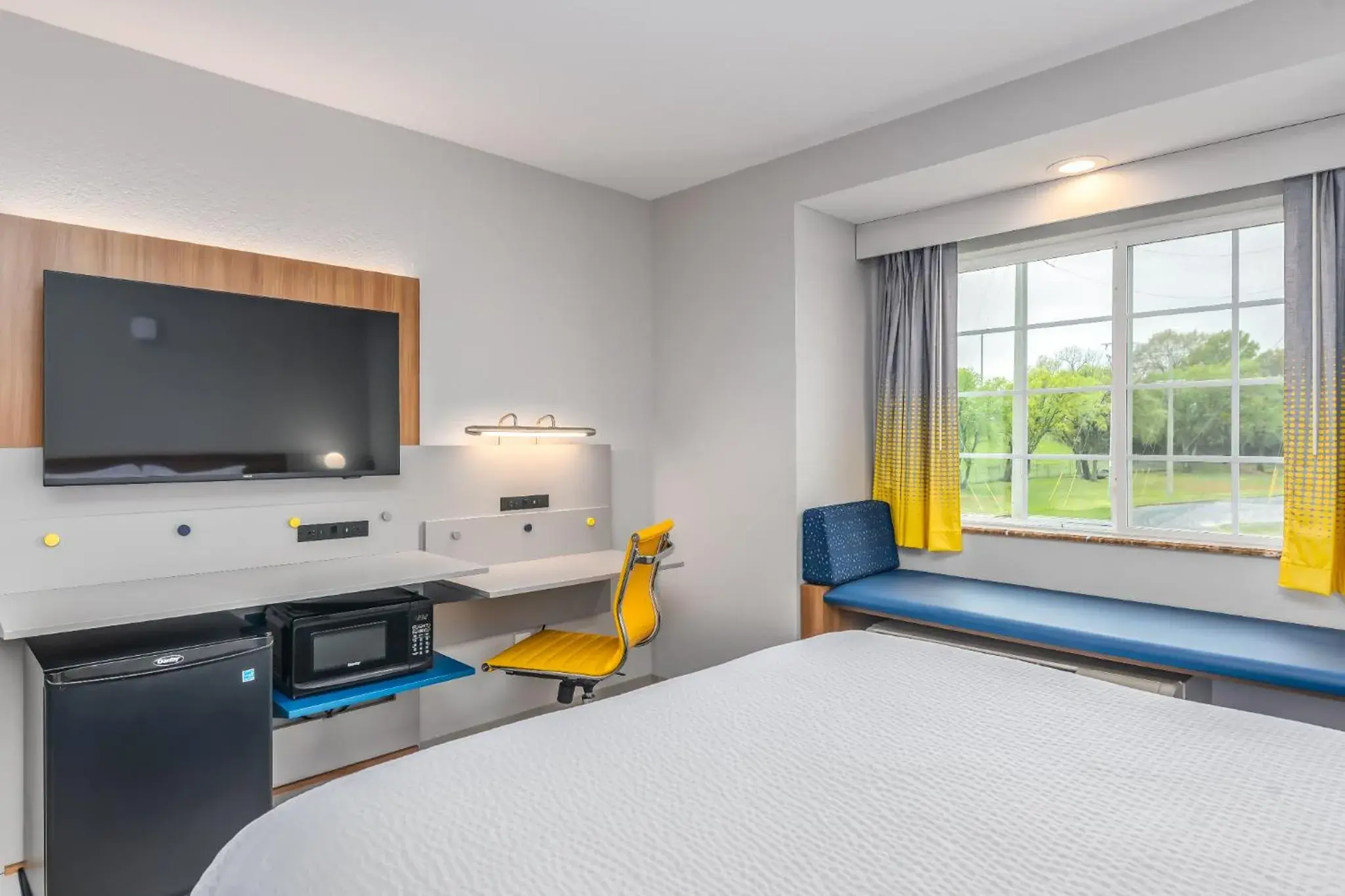 Seating area, Bed in Microtel Inn and Suites Montgomery Seating area, Bed in Microtel Inn and Suites Montgomery