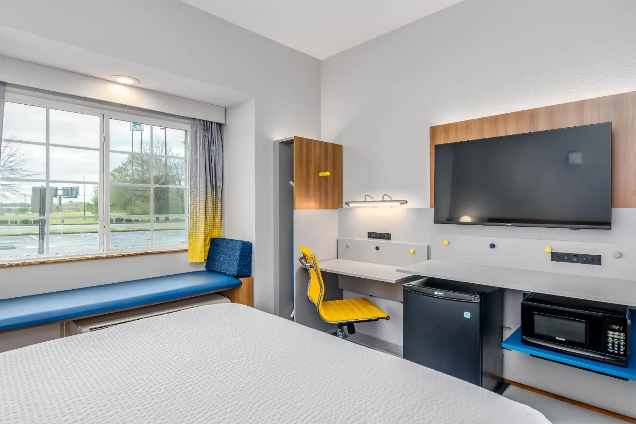 TV and multimedia, Bed in Microtel Inn and Suites Montgomery TV and multimedia, Bed in Microtel Inn and Suites Montgomery