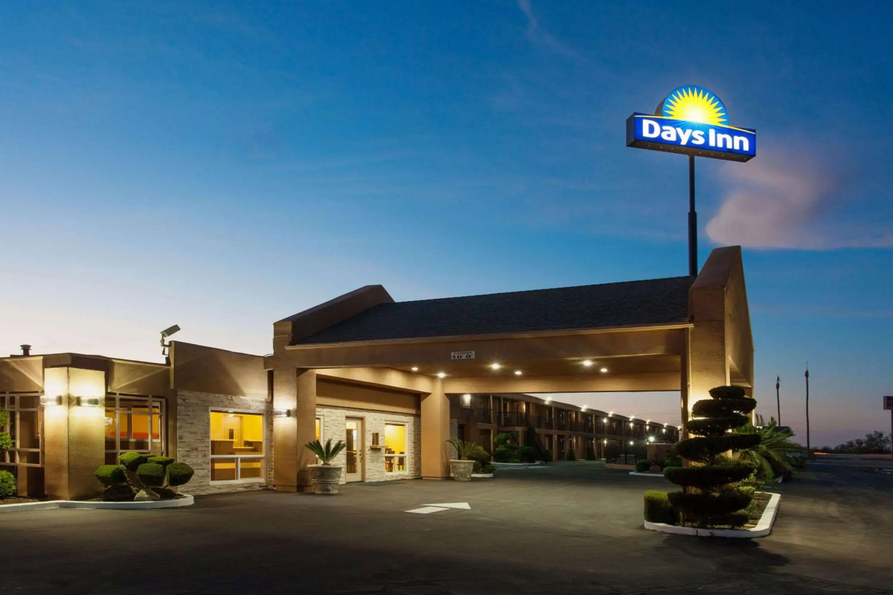 Property building in Days Inn by Wyndham Chowchilla Gateway to Yosemite Property building in Days Inn by Wyndham Chowchilla Gateway to Yosemite