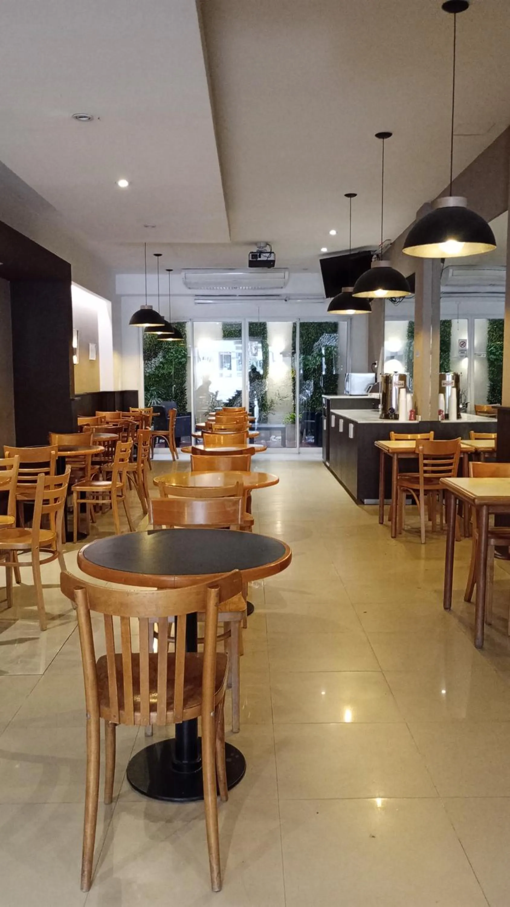 Restaurant/places to eat in Hotel Milan