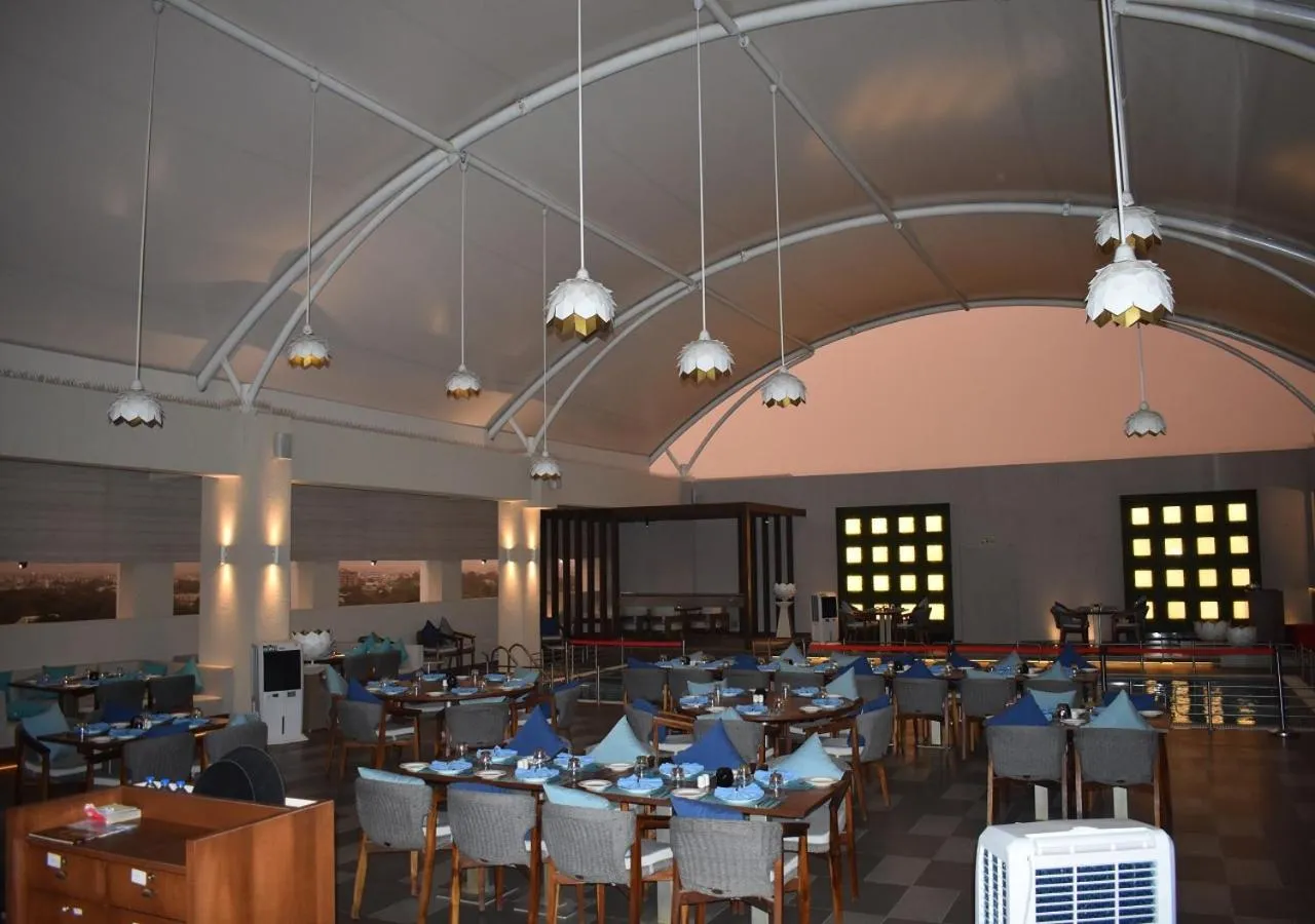 Dining area in Sayaji Vadodara