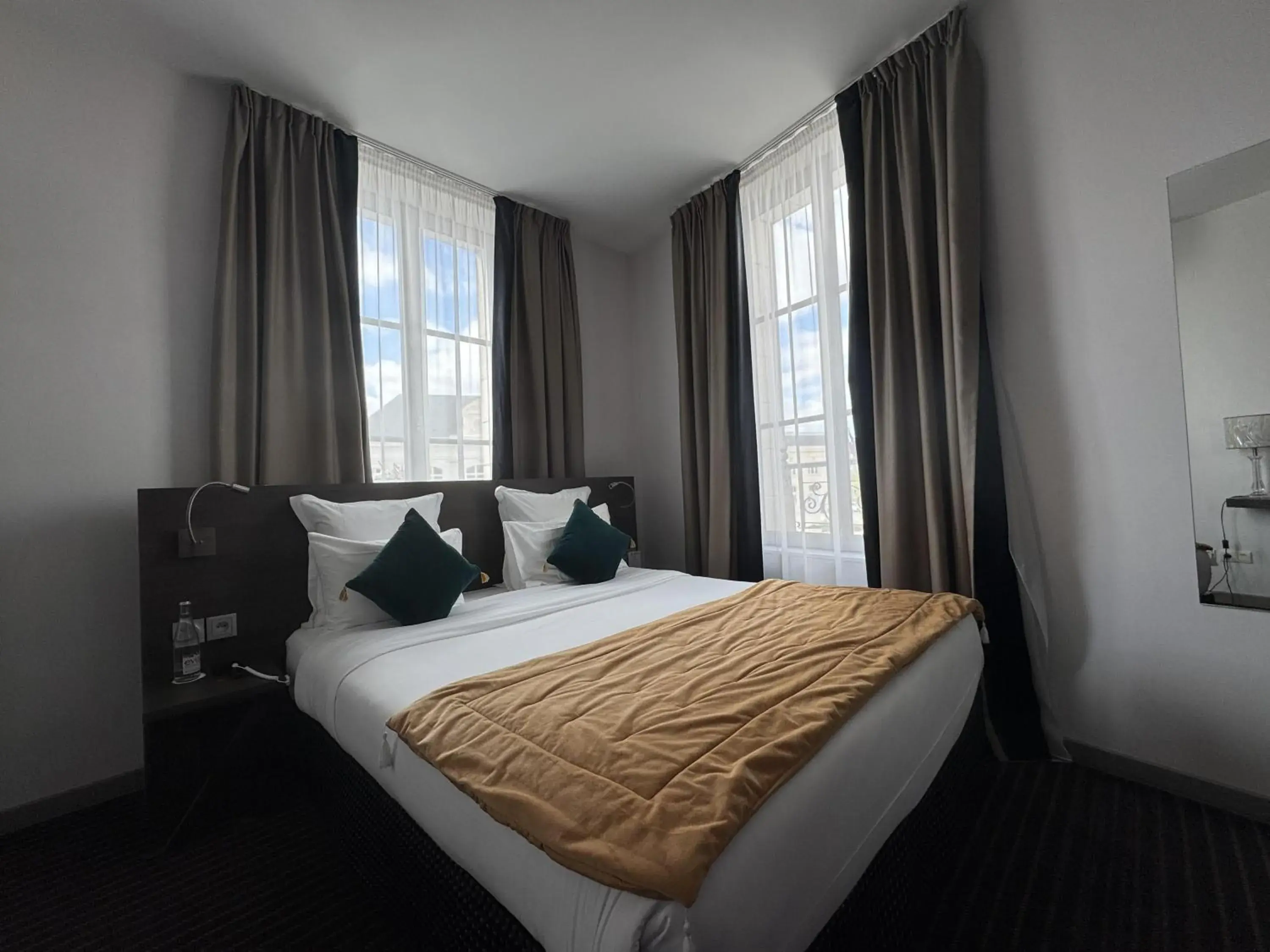 Bedroom, Bed in Best Western Blois Château Bedroom, Bed in Best Western Blois Château