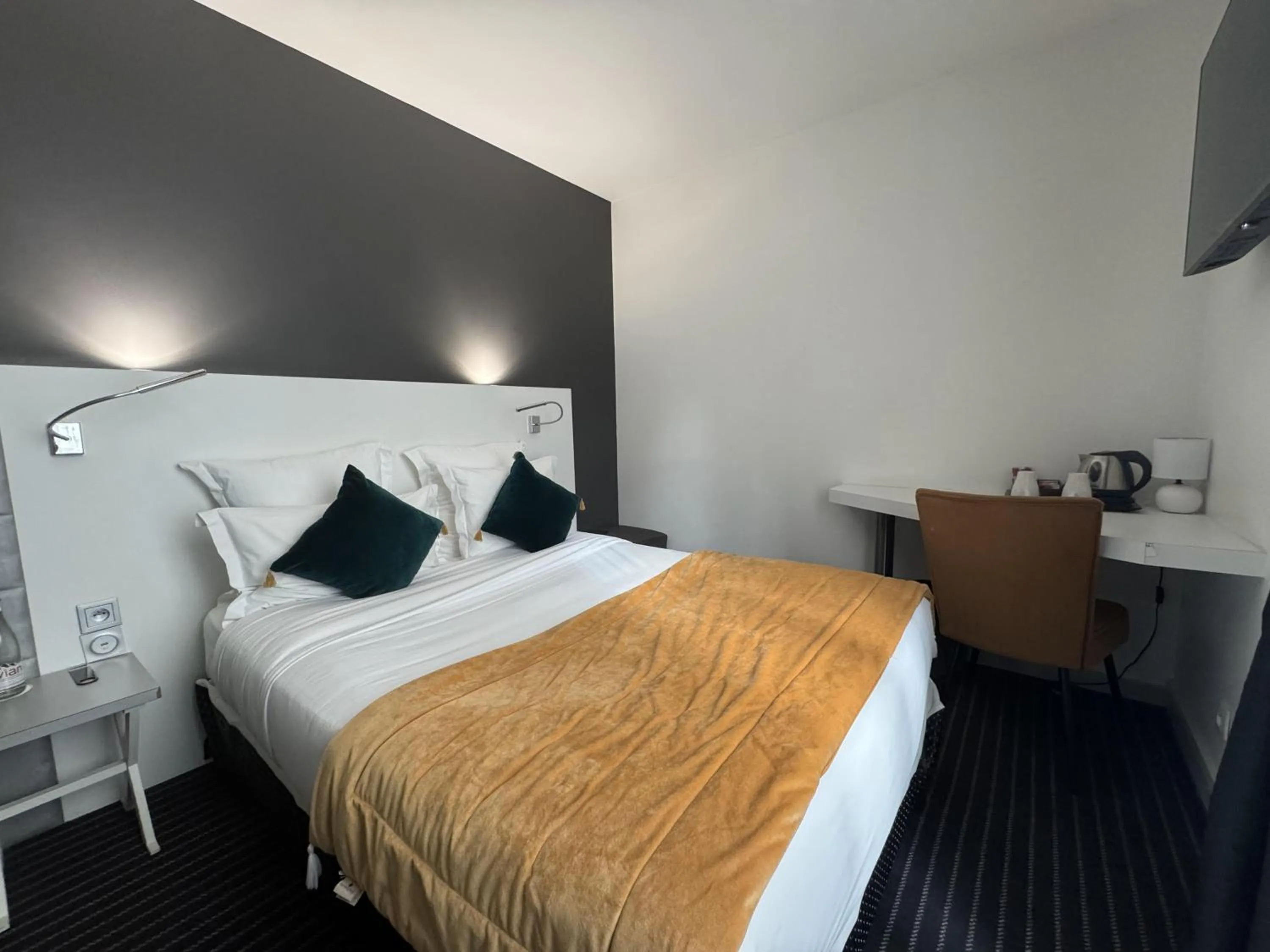 Bedroom, Bed in Best Western Blois Château