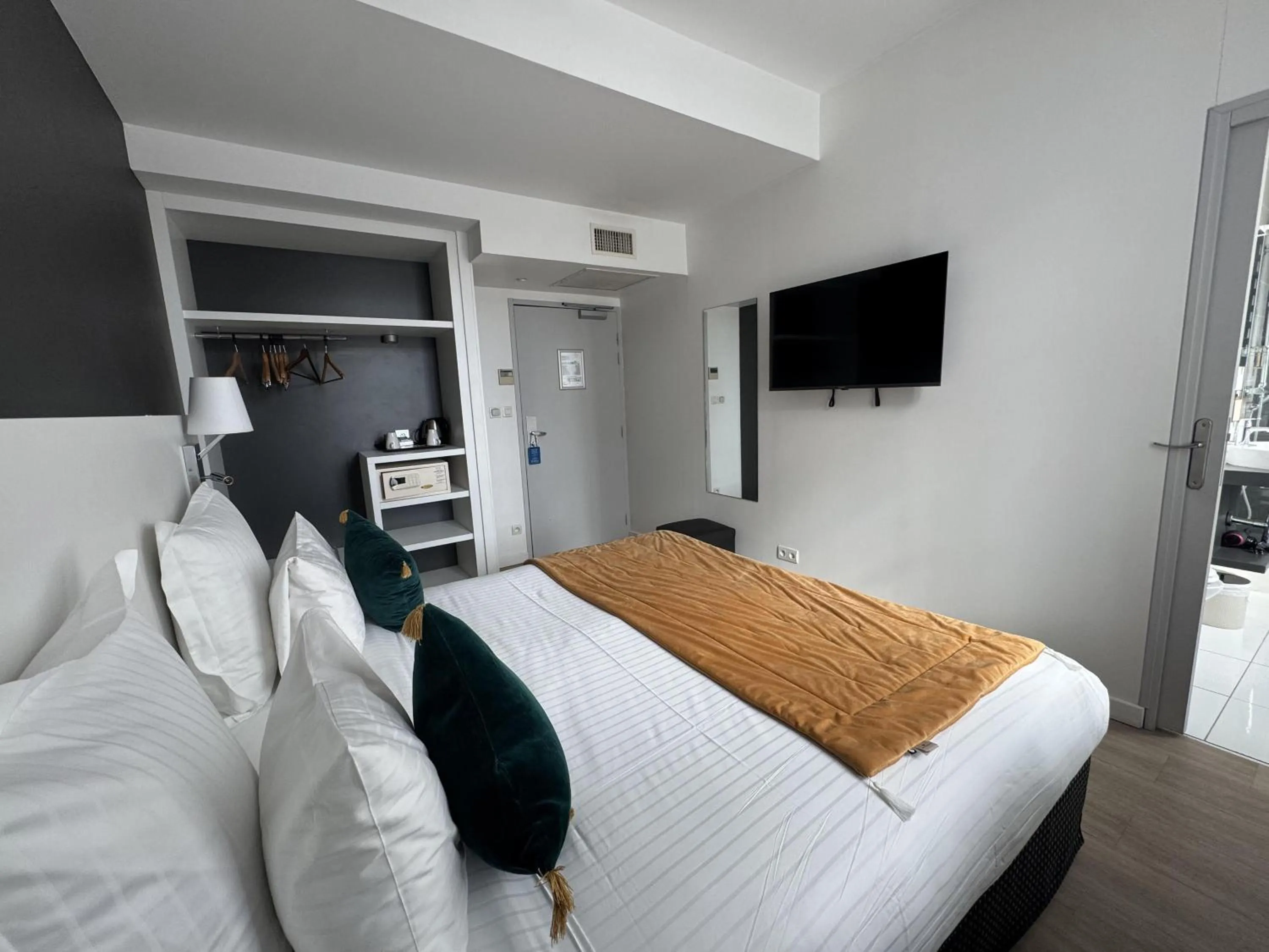 Bedroom, Bed in Best Western Blois Château