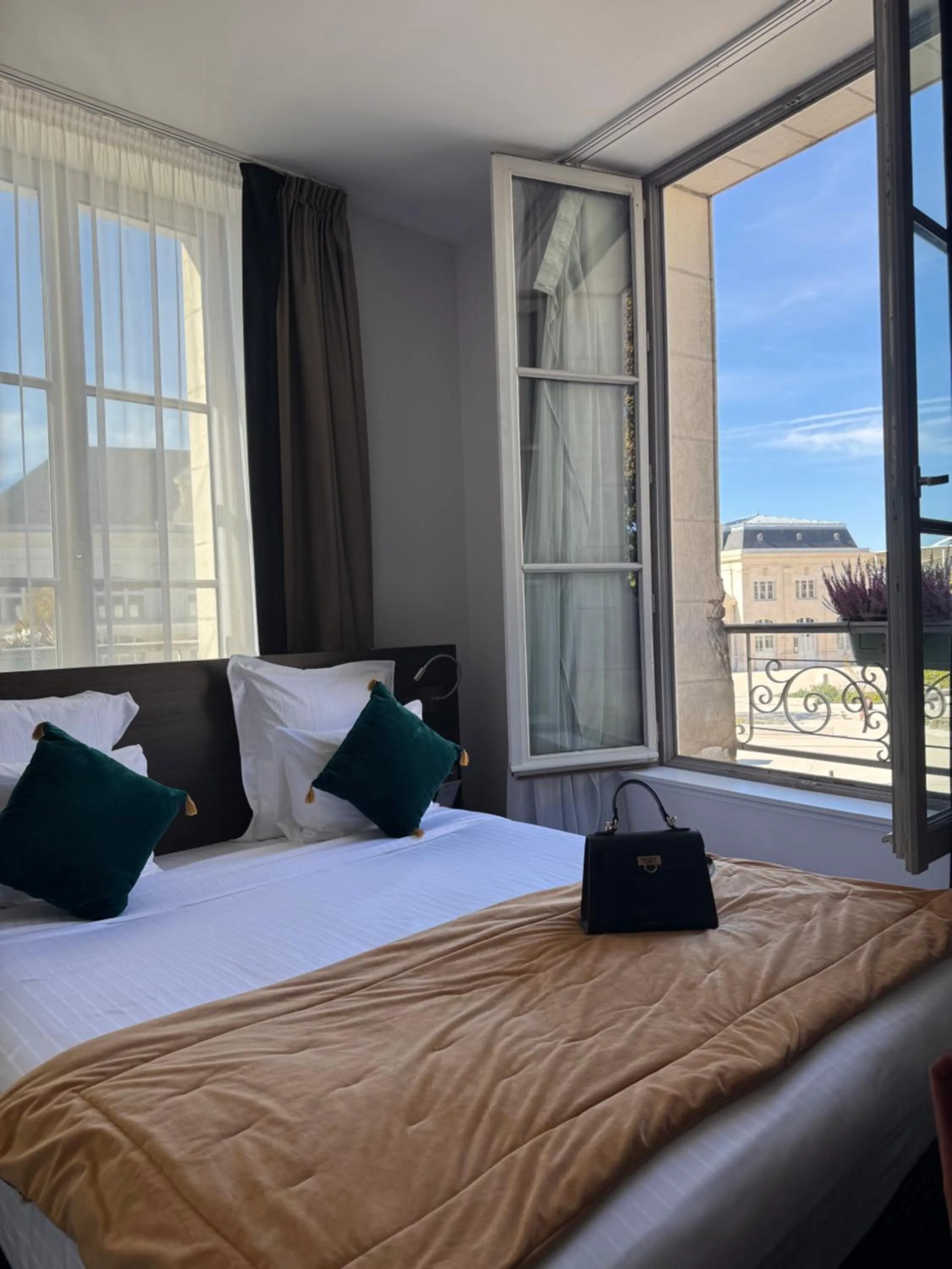 Bed in Best Western Blois Château