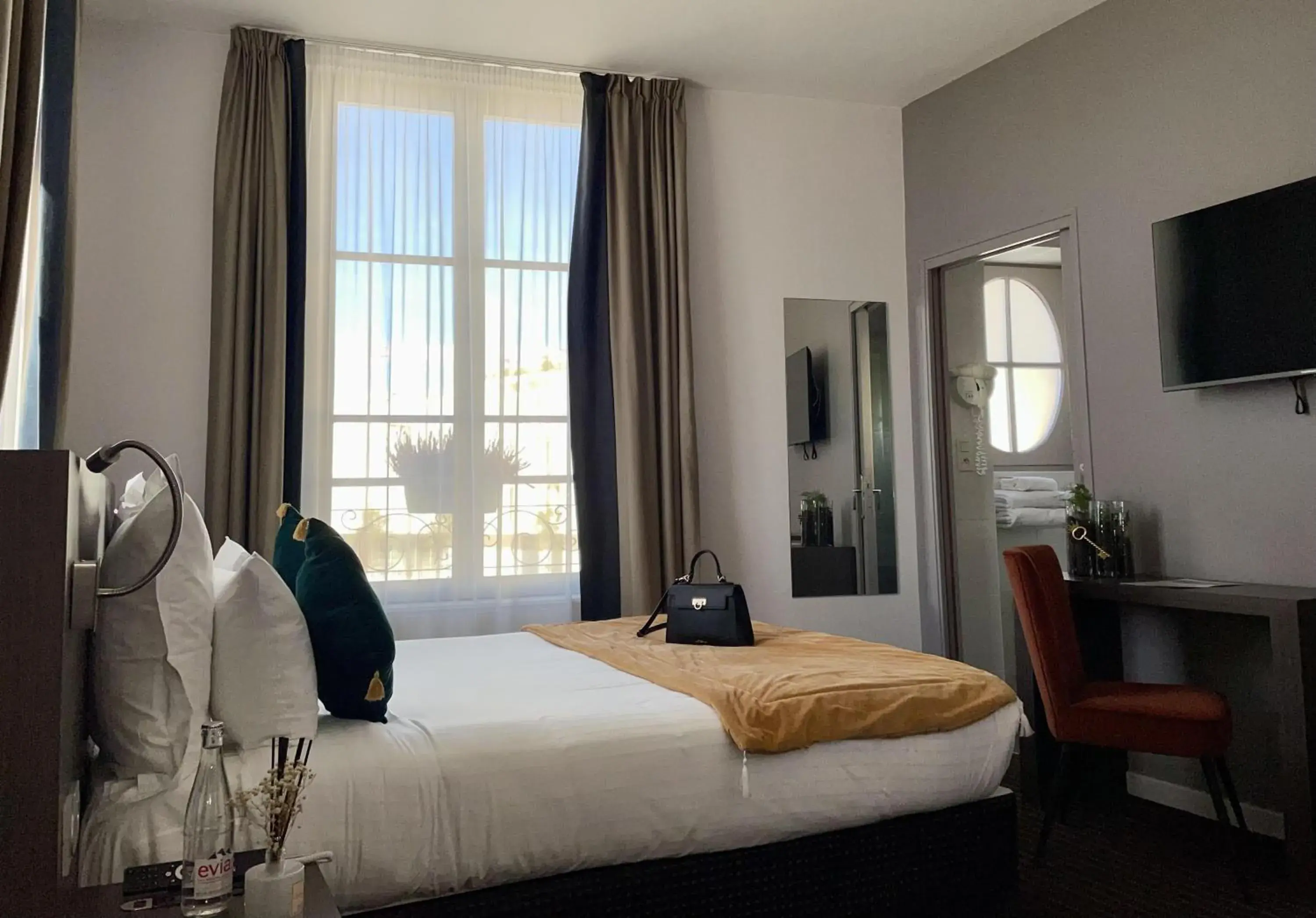 Bedroom, Bed in Best Western Blois Château Bedroom, Bed in Best Western Blois Château