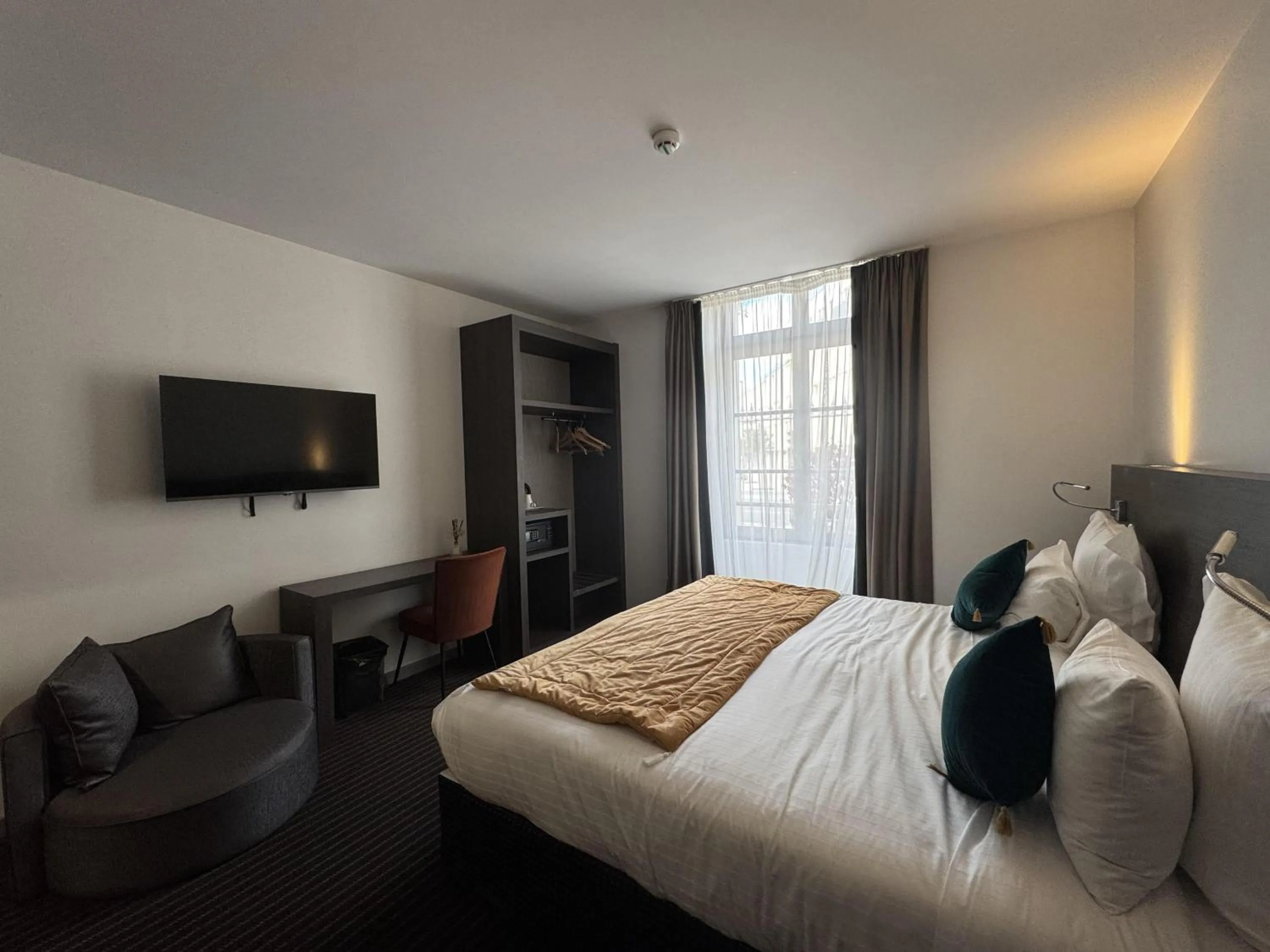 Bedroom, Bed in Best Western Blois Château