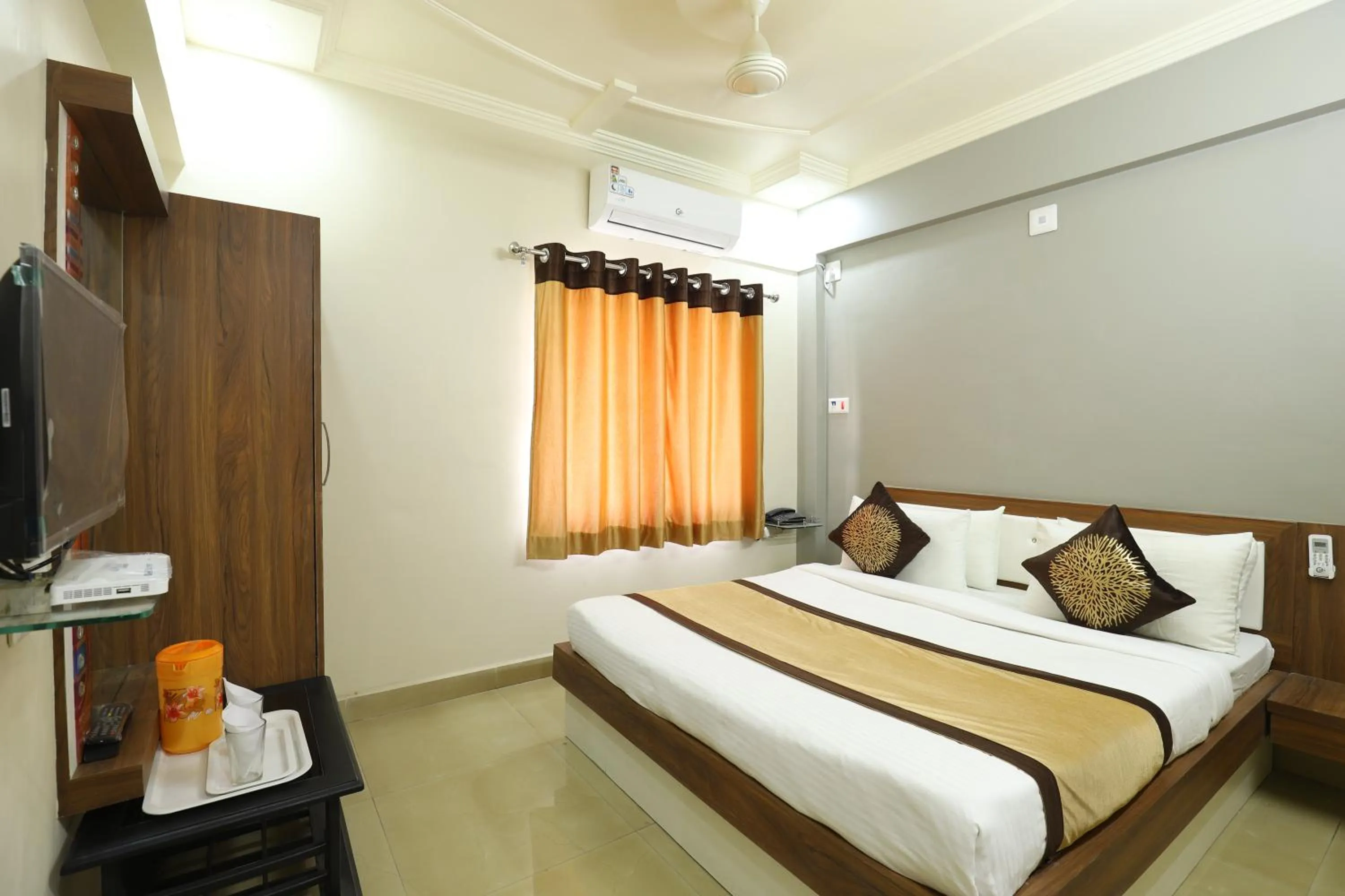 Bed in Hotel Loyal Residency