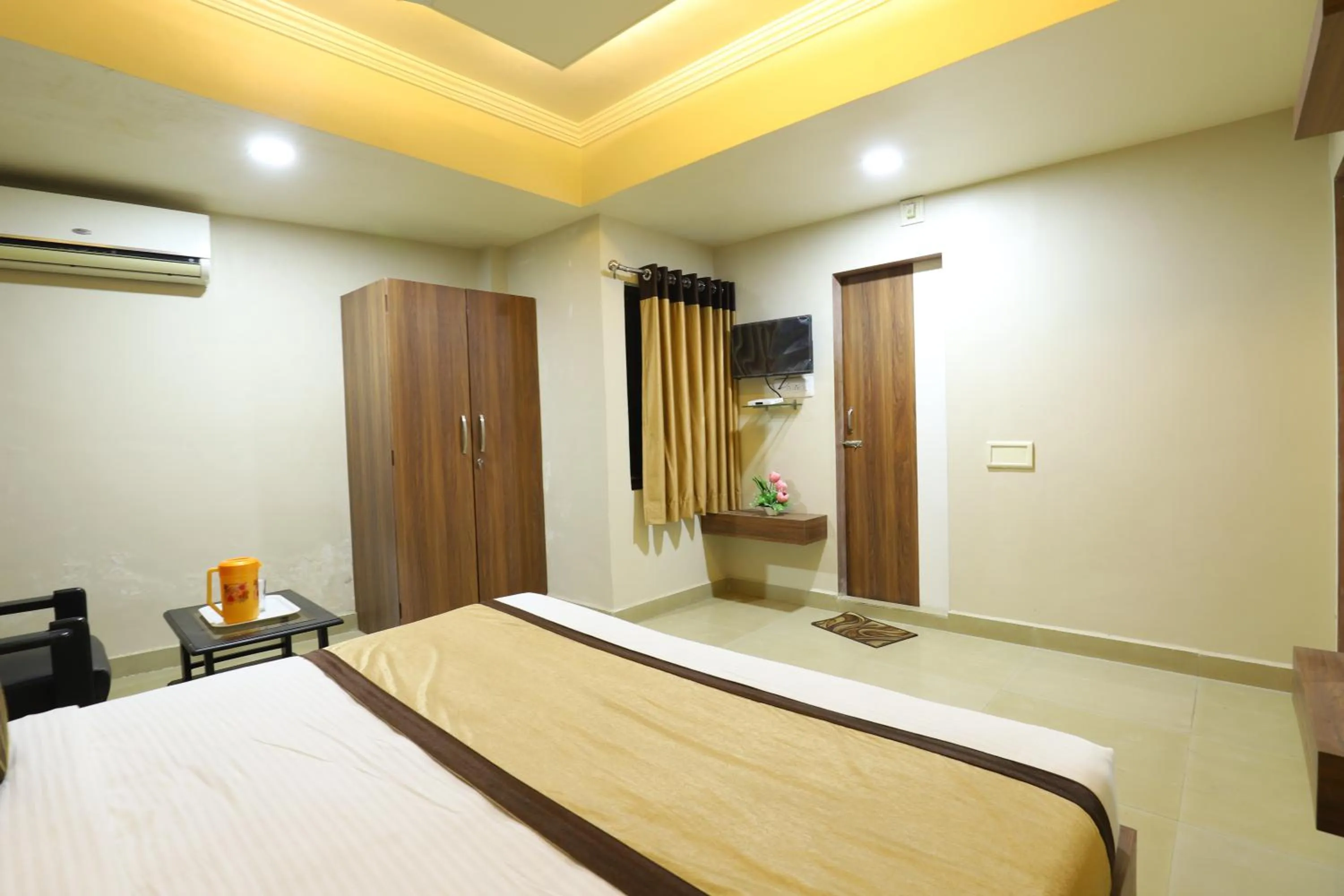 Bed in Hotel Loyal Residency