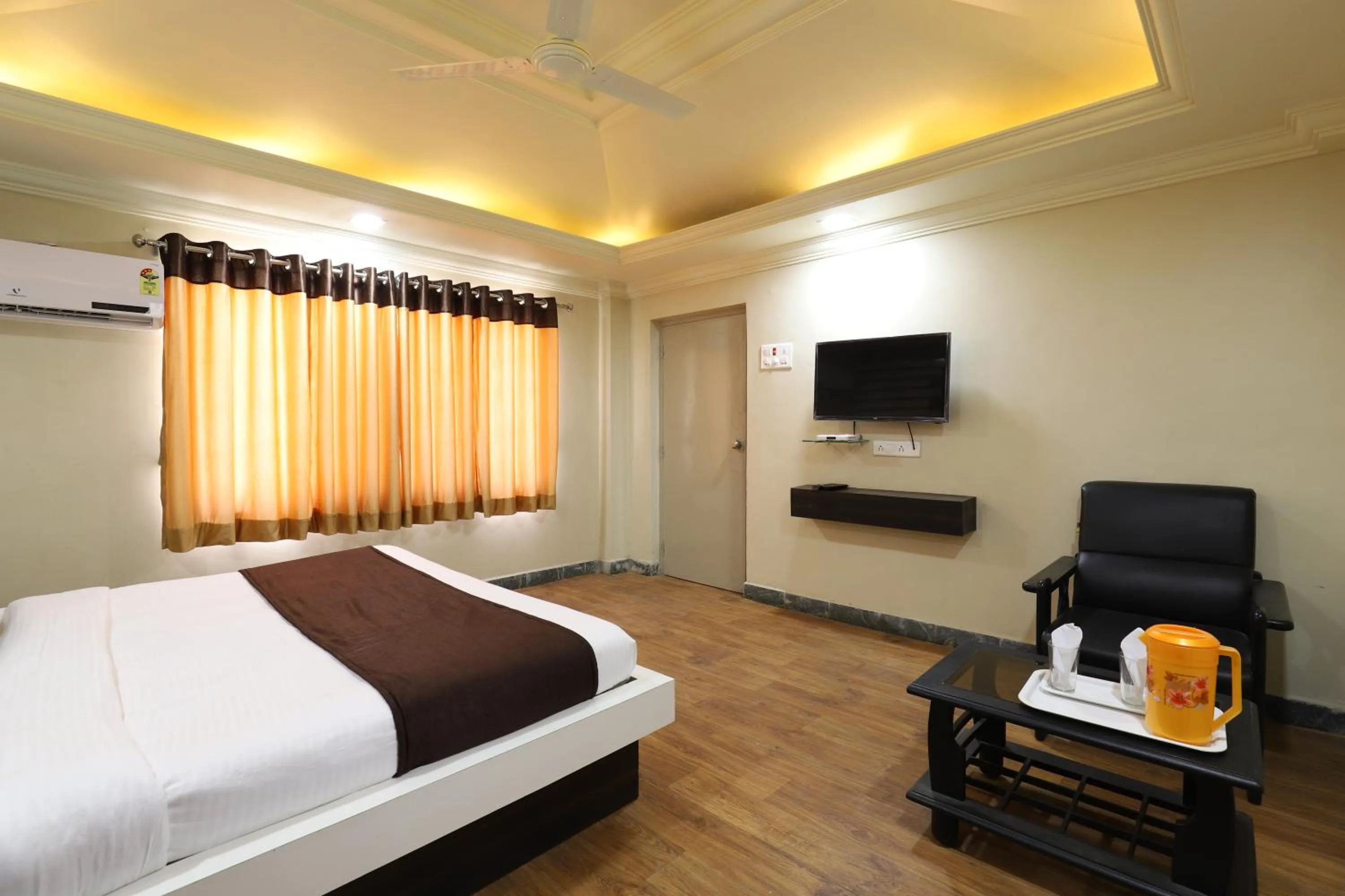 Bed in Hotel Loyal Residency