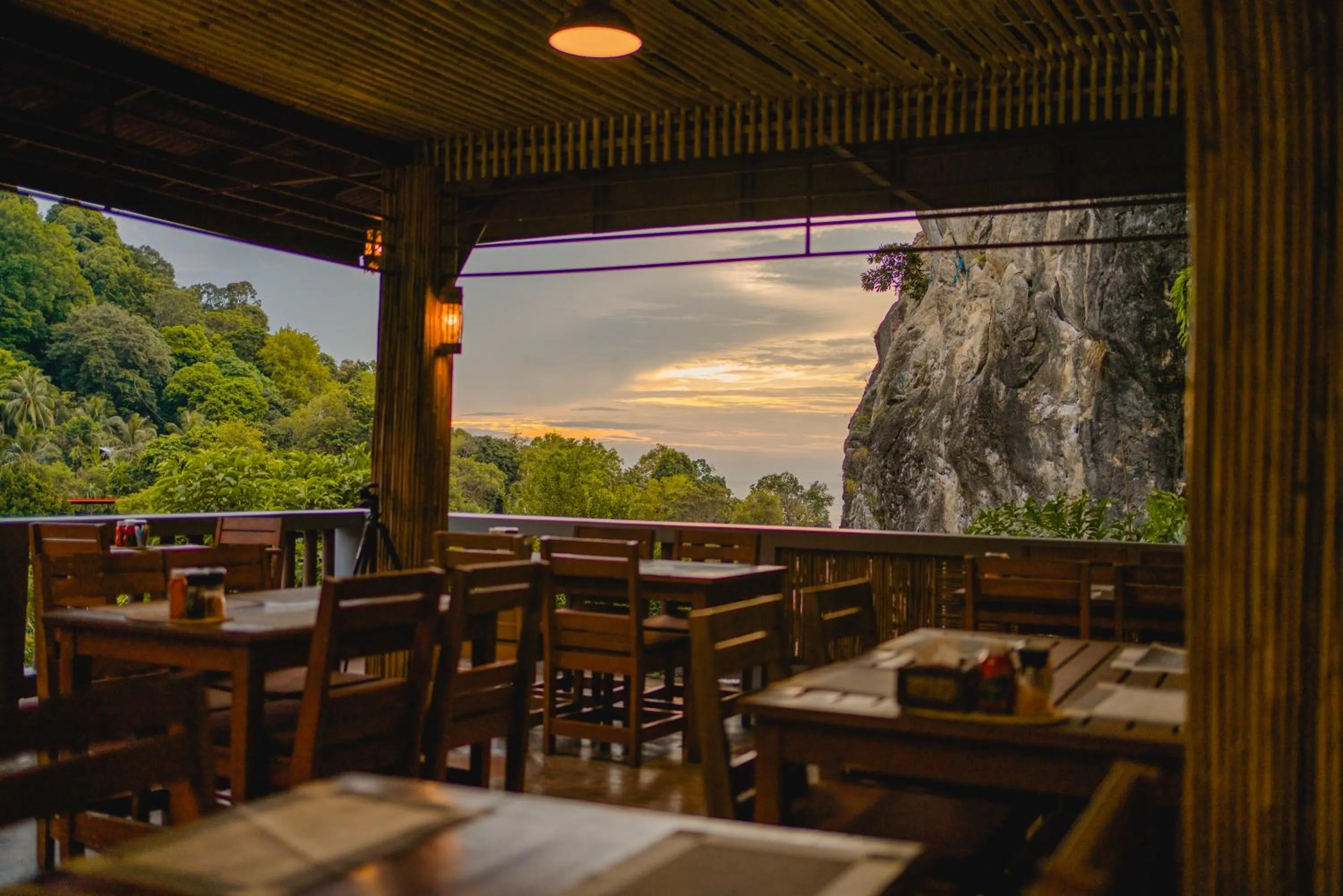 Restaurant/places to eat in Railay Phutawan Resort