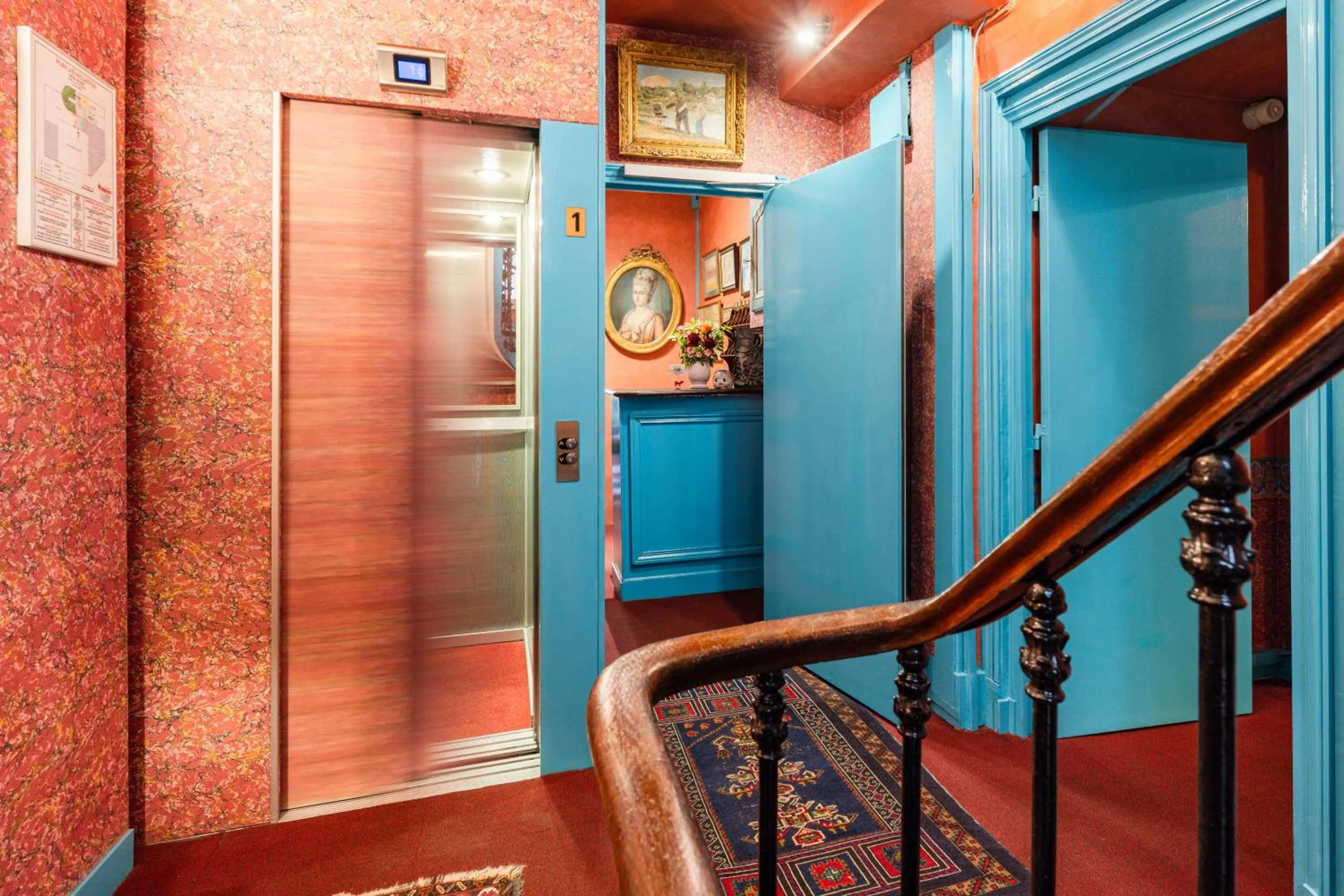 elevator in Hôtel De Nice