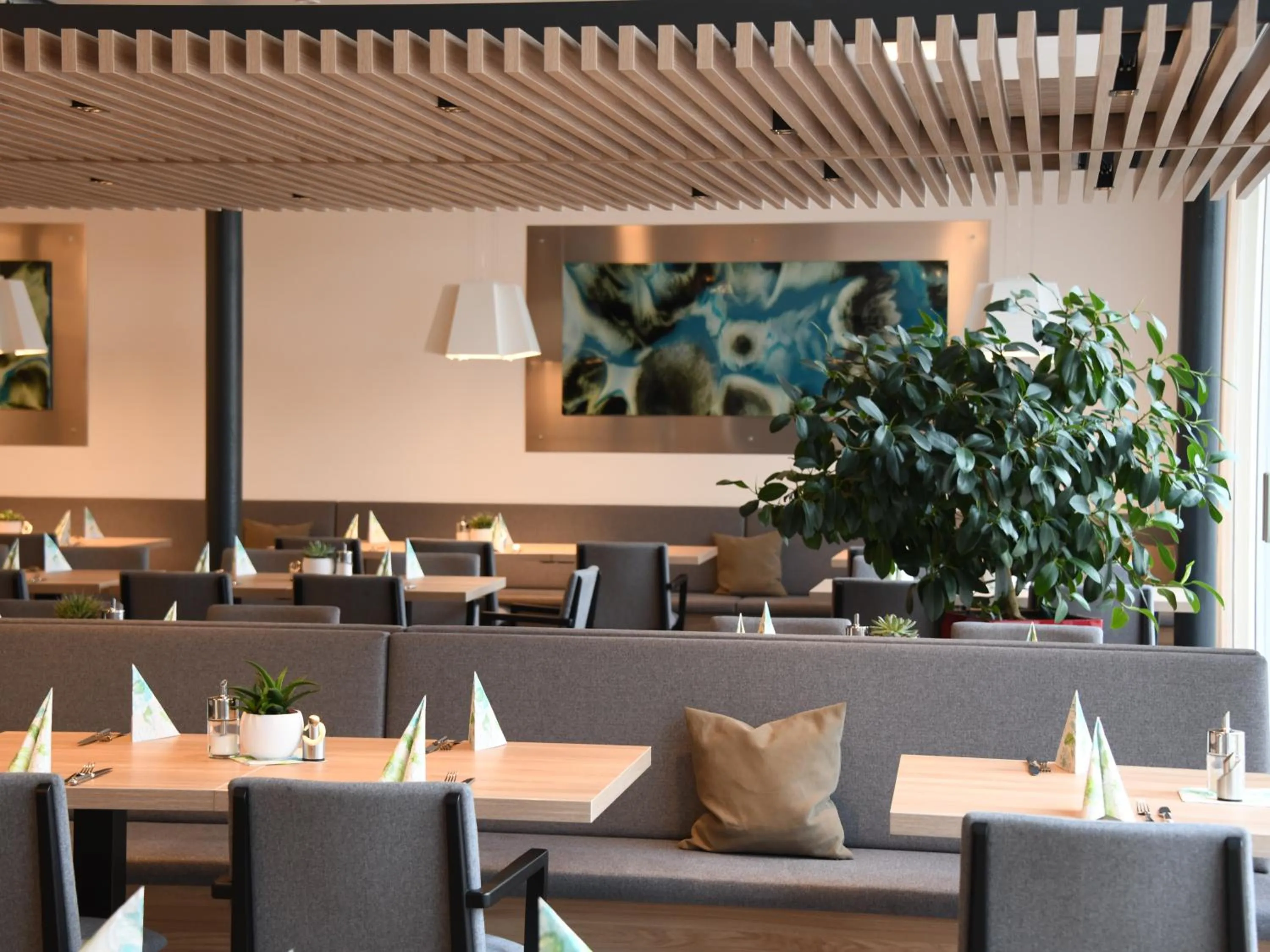 Restaurant/places to eat in WESTSIDE Hotel