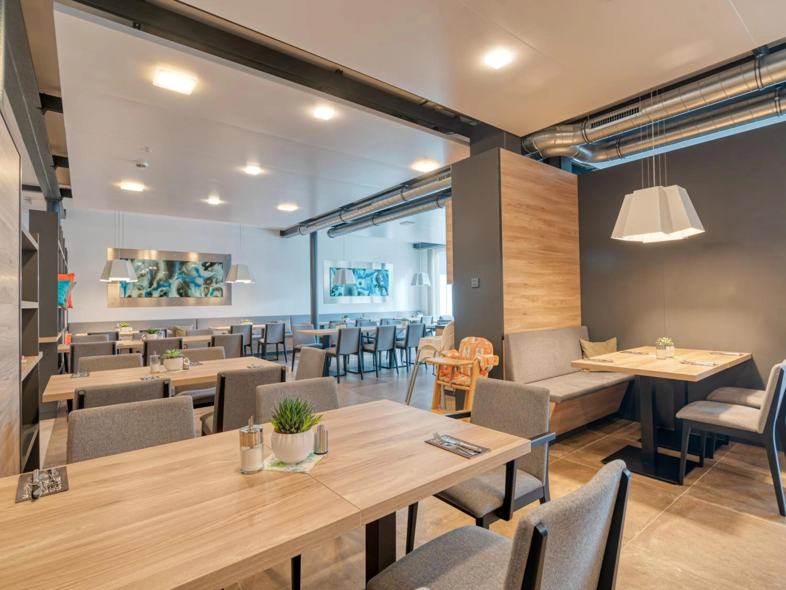 Restaurant/places to eat in WESTSIDE Hotel