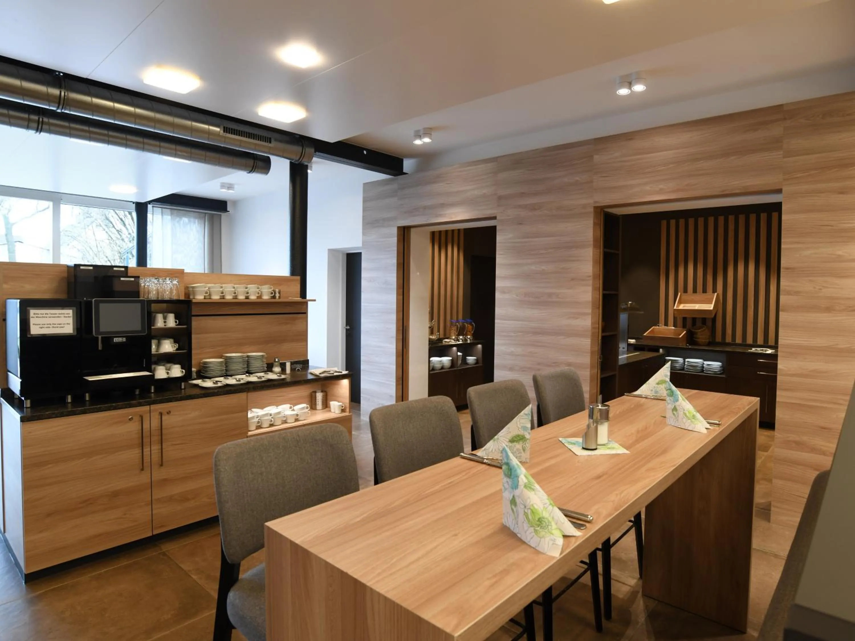 Restaurant/places to eat in WESTSIDE Hotel