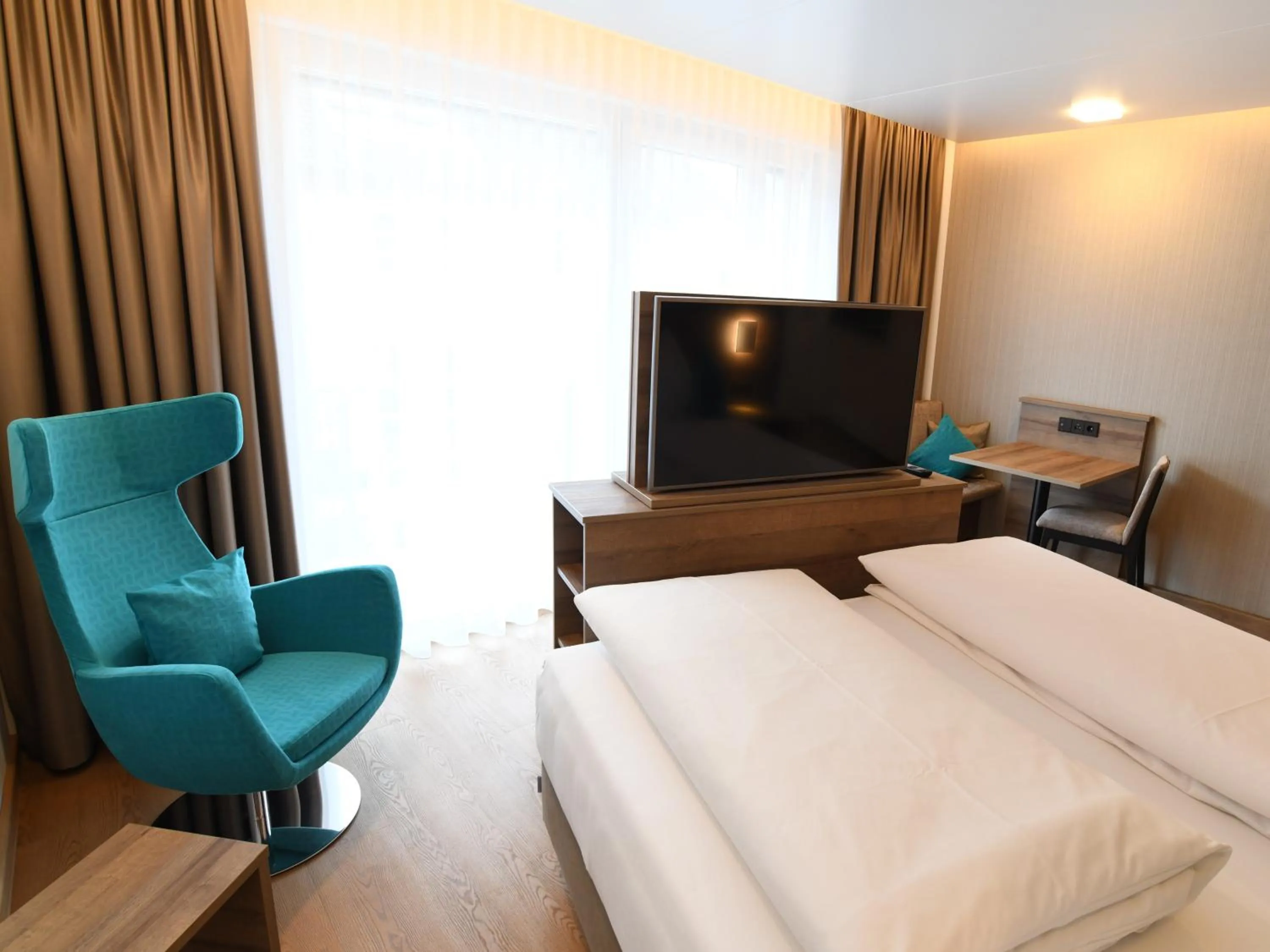 TV and multimedia, Bed in WESTSIDE Hotel