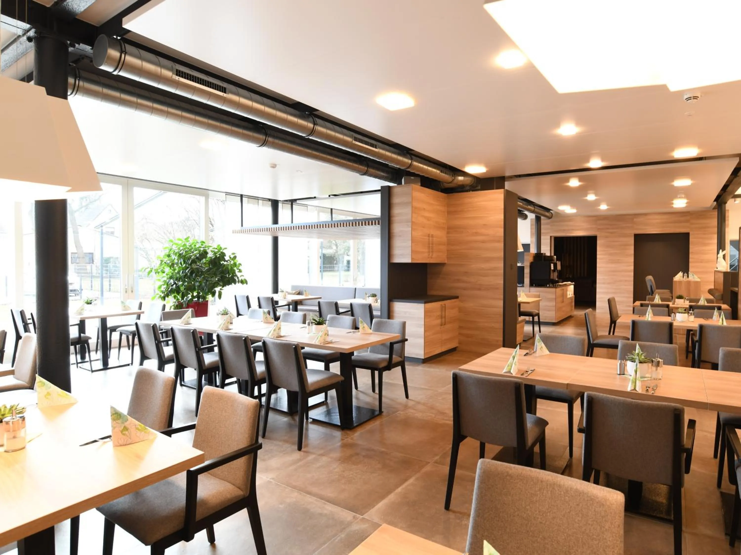 Restaurant/places to eat in WESTSIDE Hotel