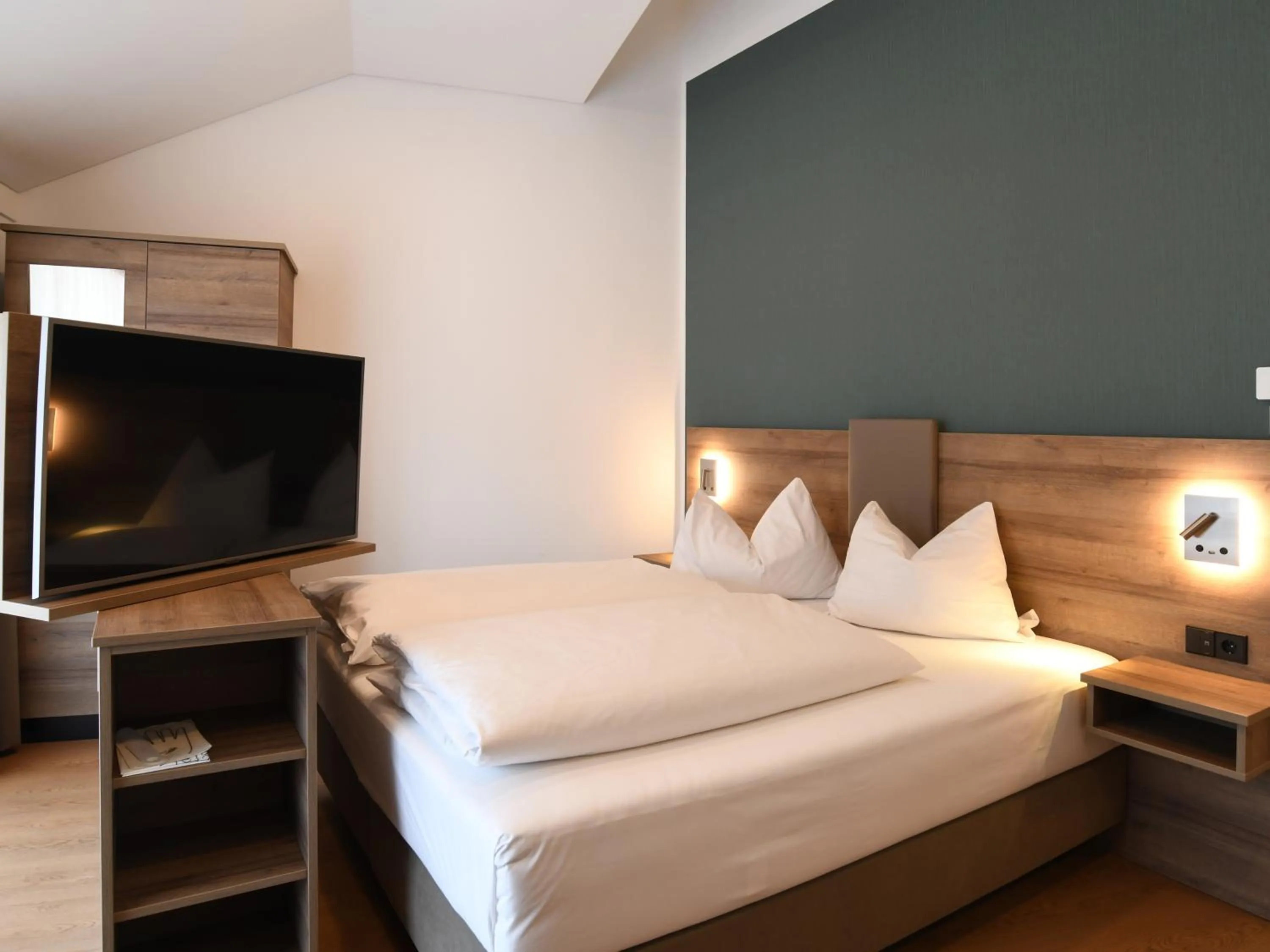 TV and multimedia, Bed in WESTSIDE Hotel