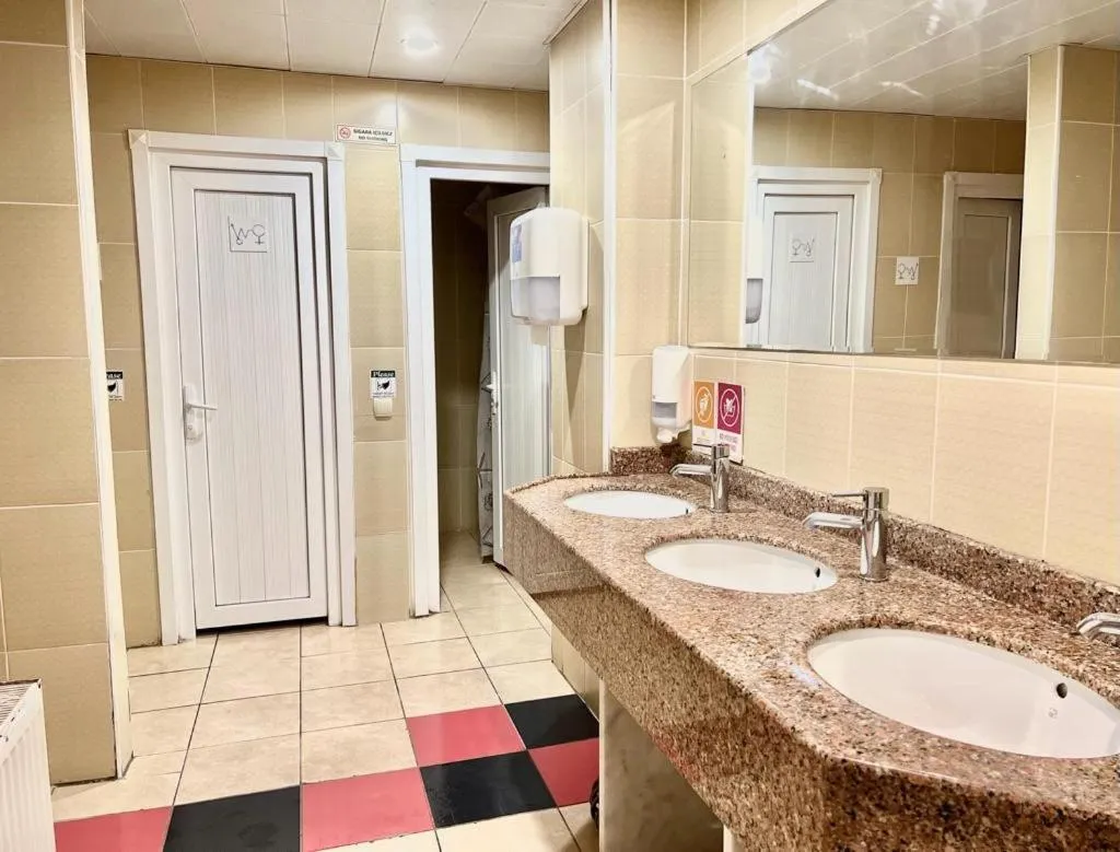 Shower in Agora Guesthouse