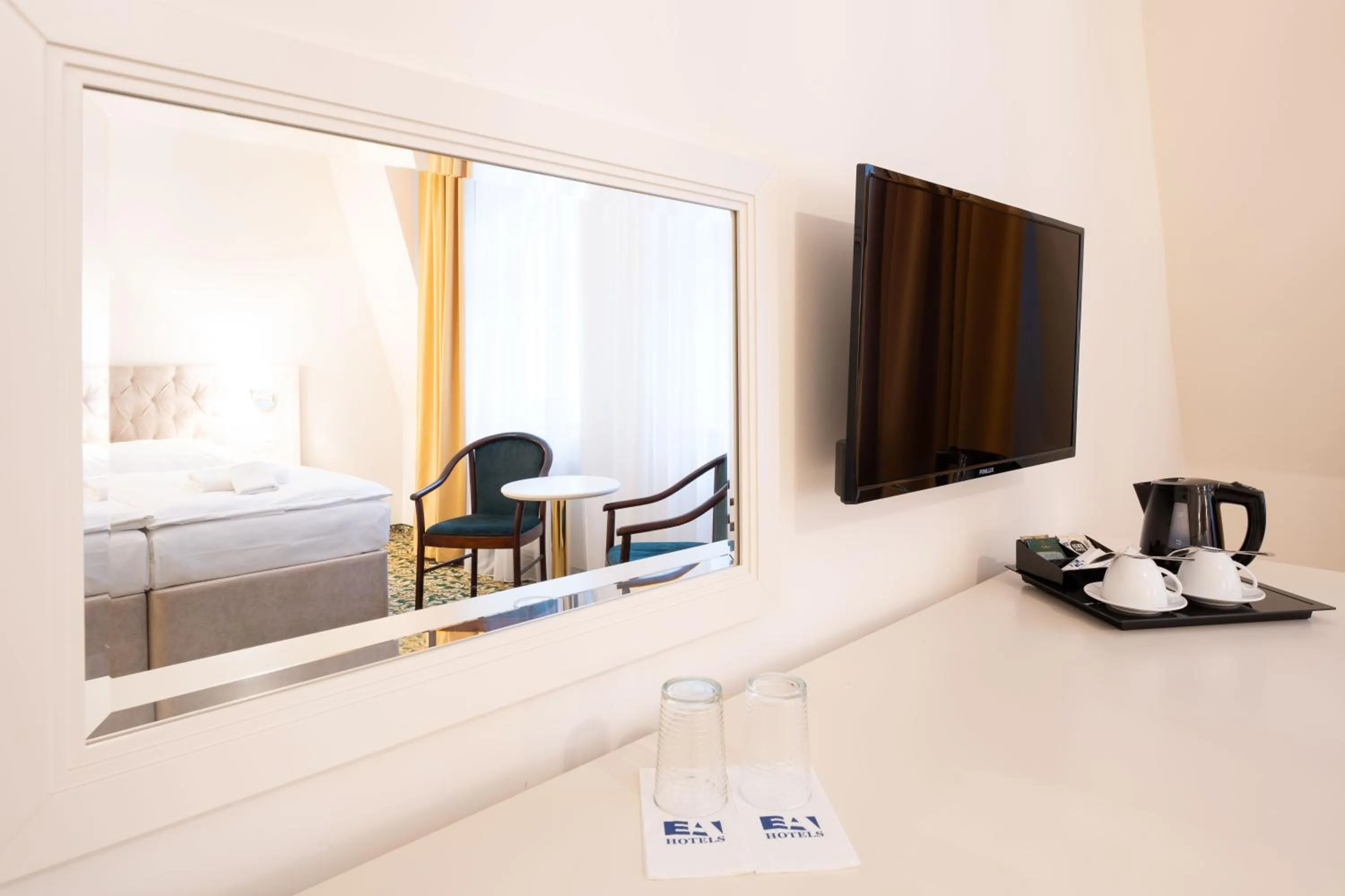 Coffee/tea facilities, Bed in EA Hotel Elefant