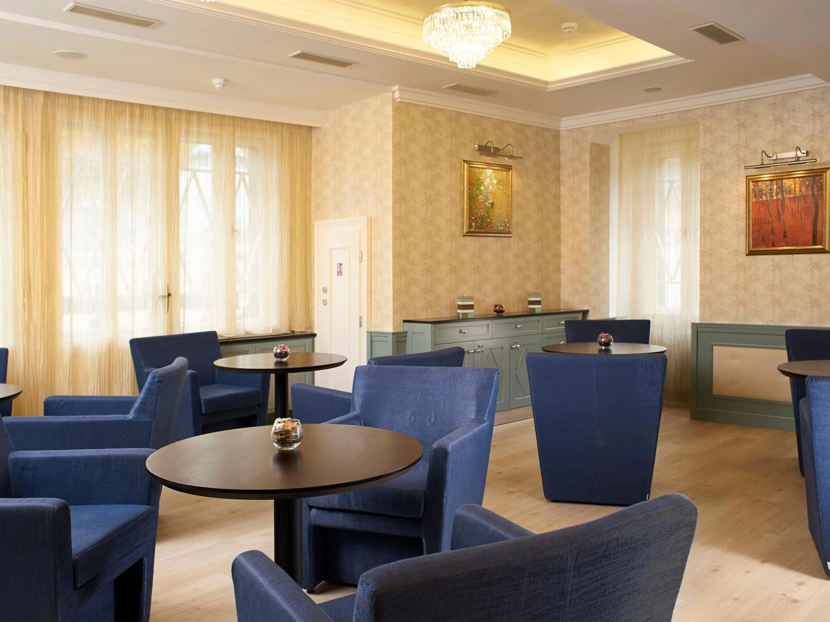 Restaurant/places to eat in EA Hotel Elefant