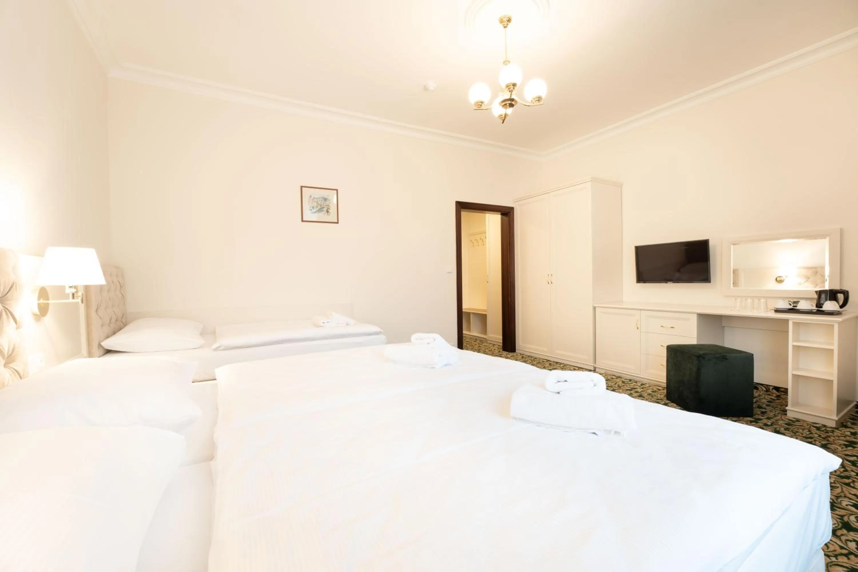 Property building, Bed in EA Hotel Elefant
