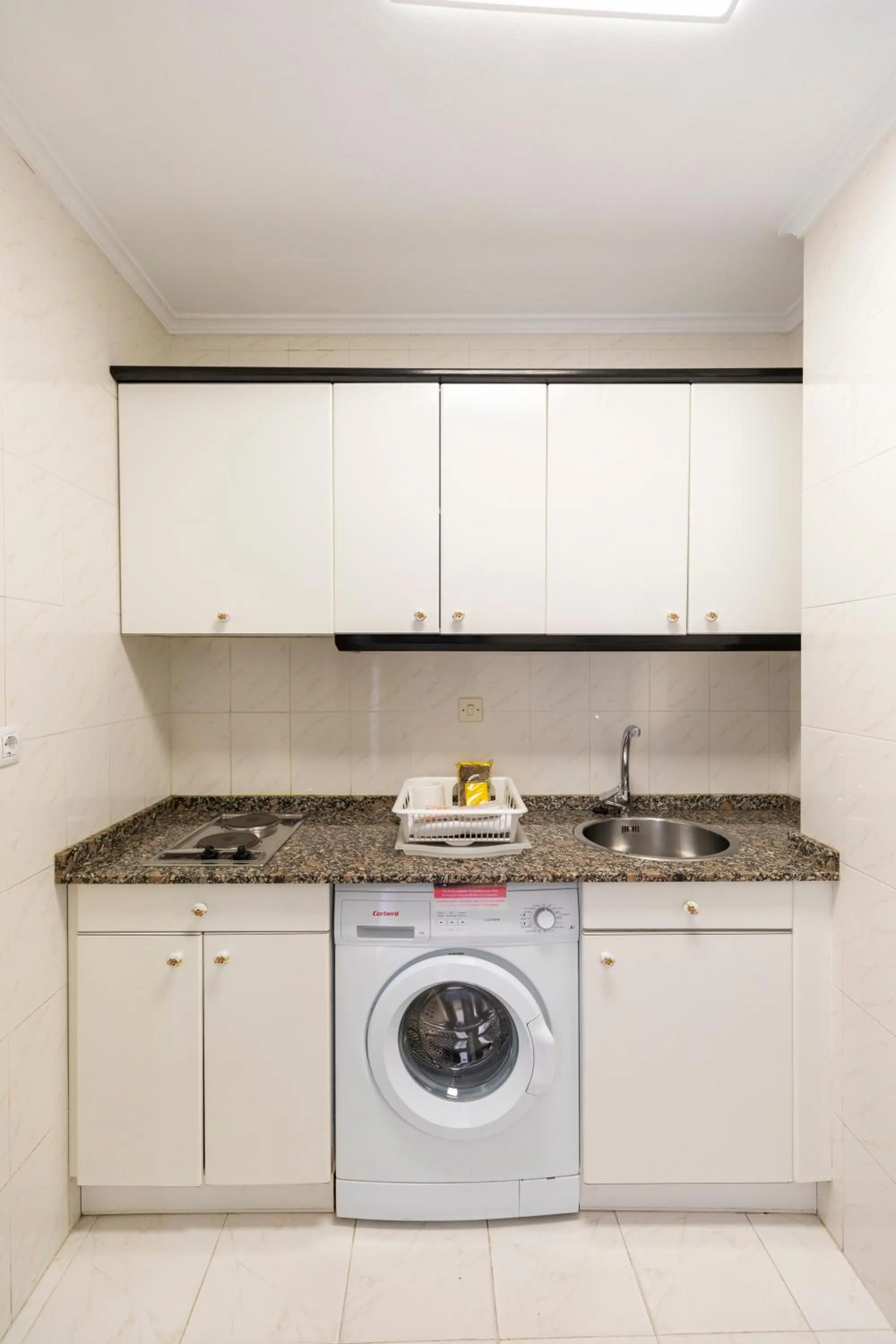 Kitchen or kitchenette in Apartamentos Regollera