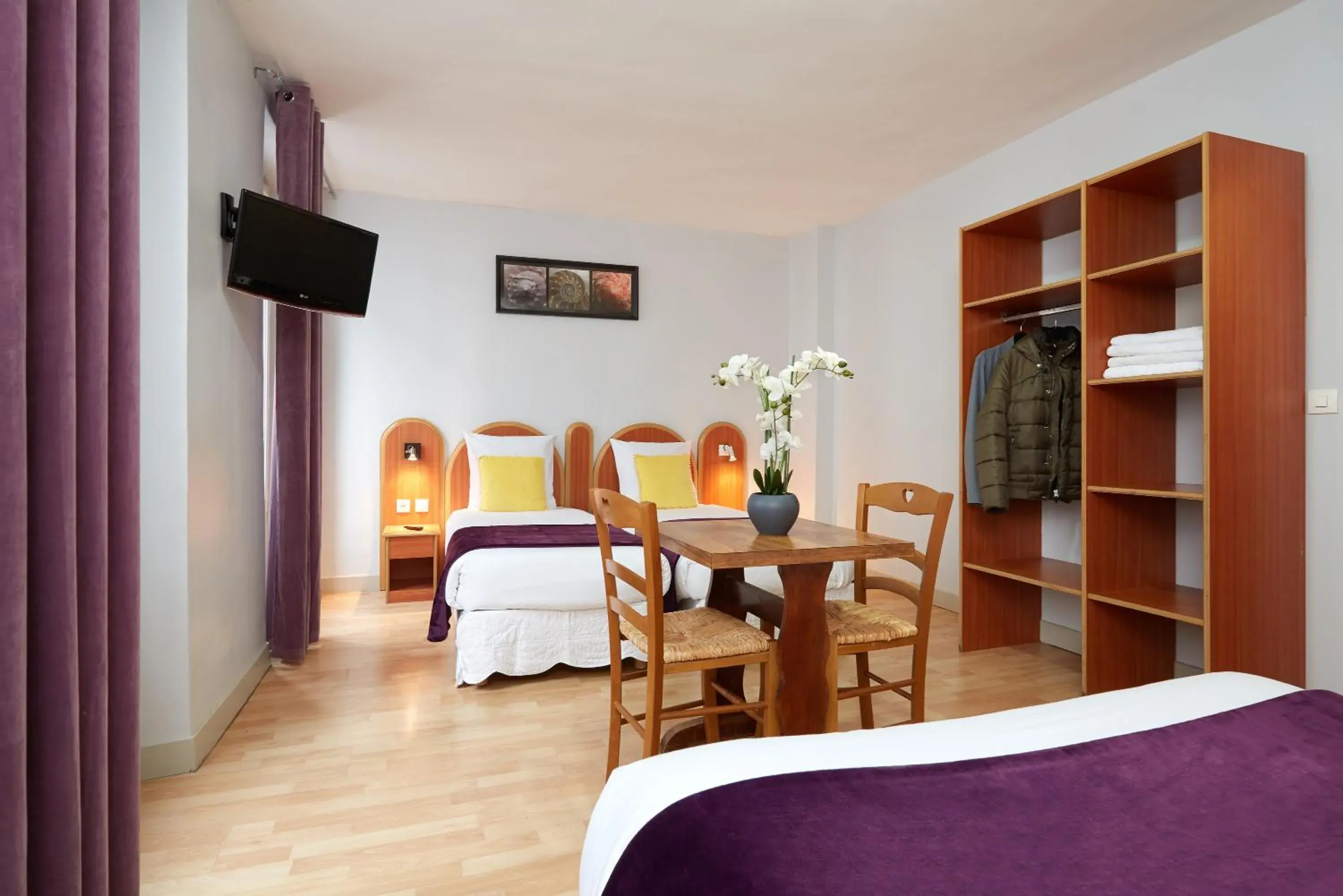 TV and multimedia, Bed in Hôtel Viator TV and multimedia, Bed in Hôtel Viator