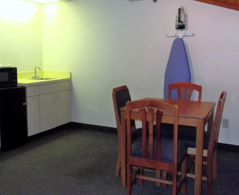 Dining area in Amerihost Inn & Suites Fulton