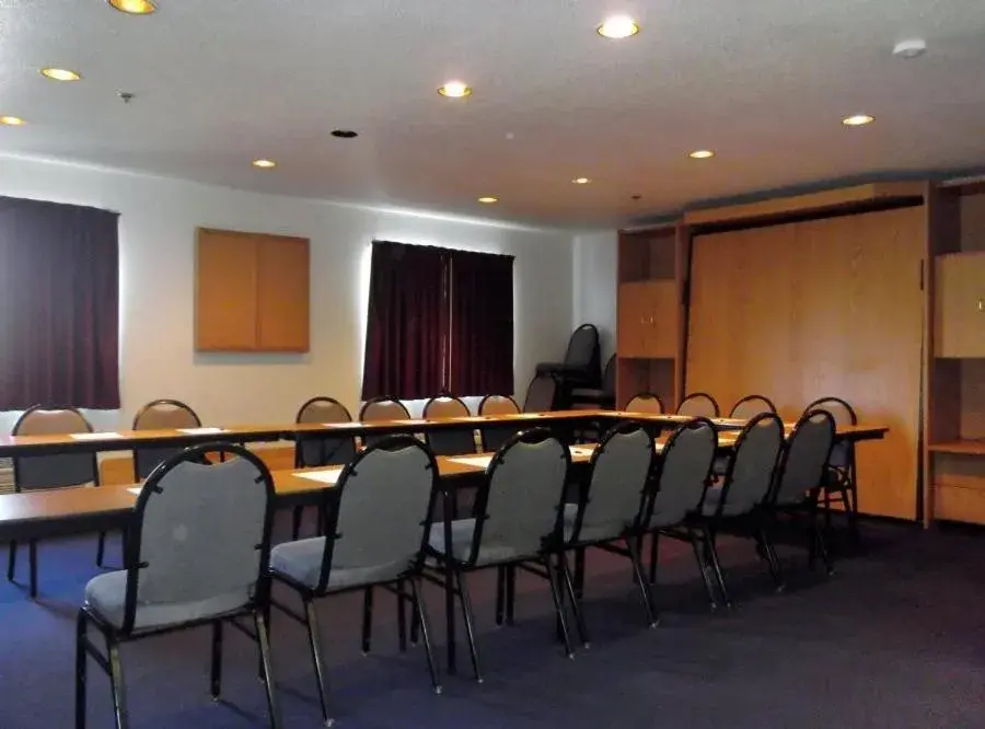 Meeting/conference room in Amerihost Inn & Suites Fulton Meeting/conference room in Amerihost Inn & Suites Fulton