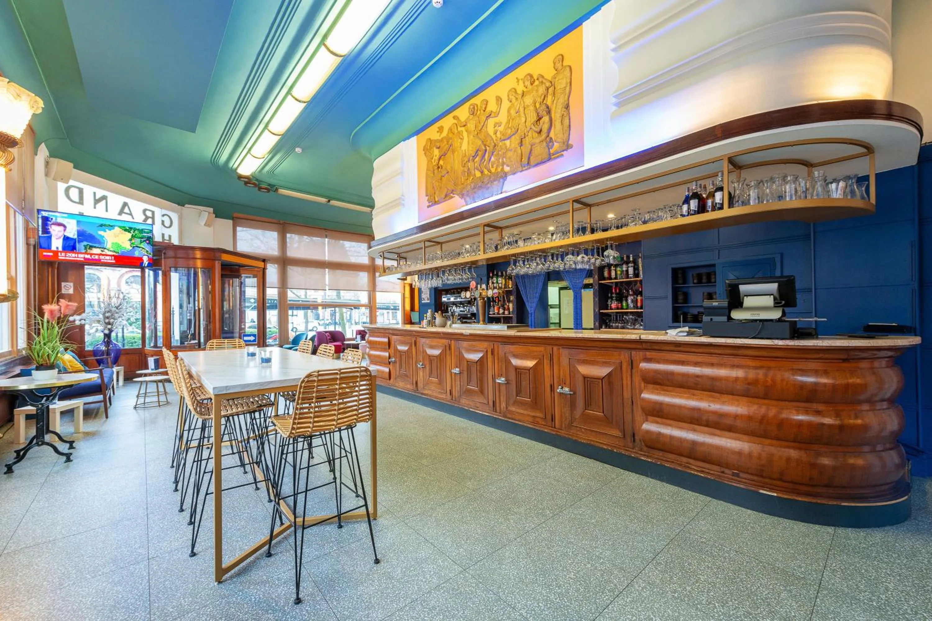 Lounge or bar in Grand Hôtel de Valenciennes