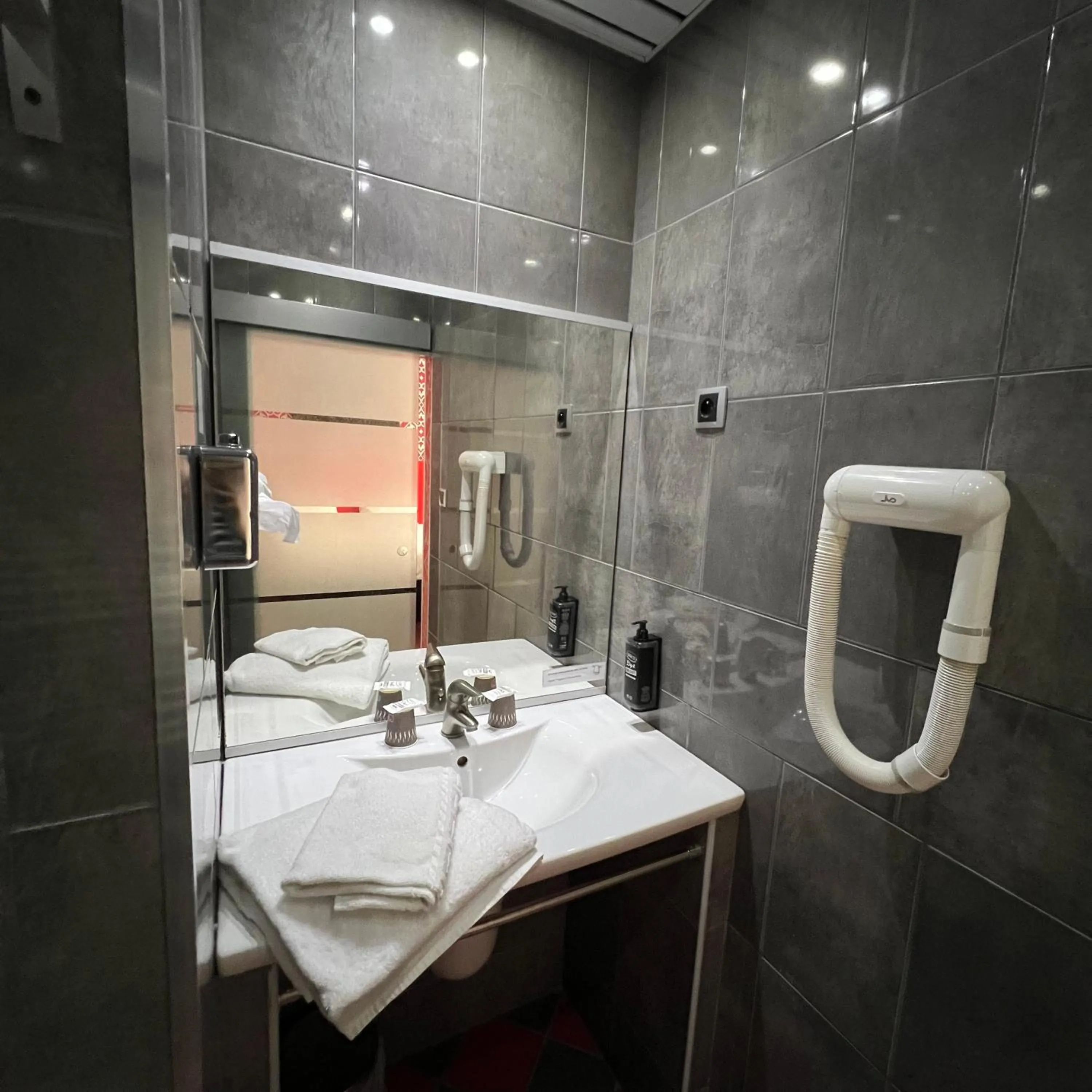 Shower in Grand Hôtel de Valenciennes