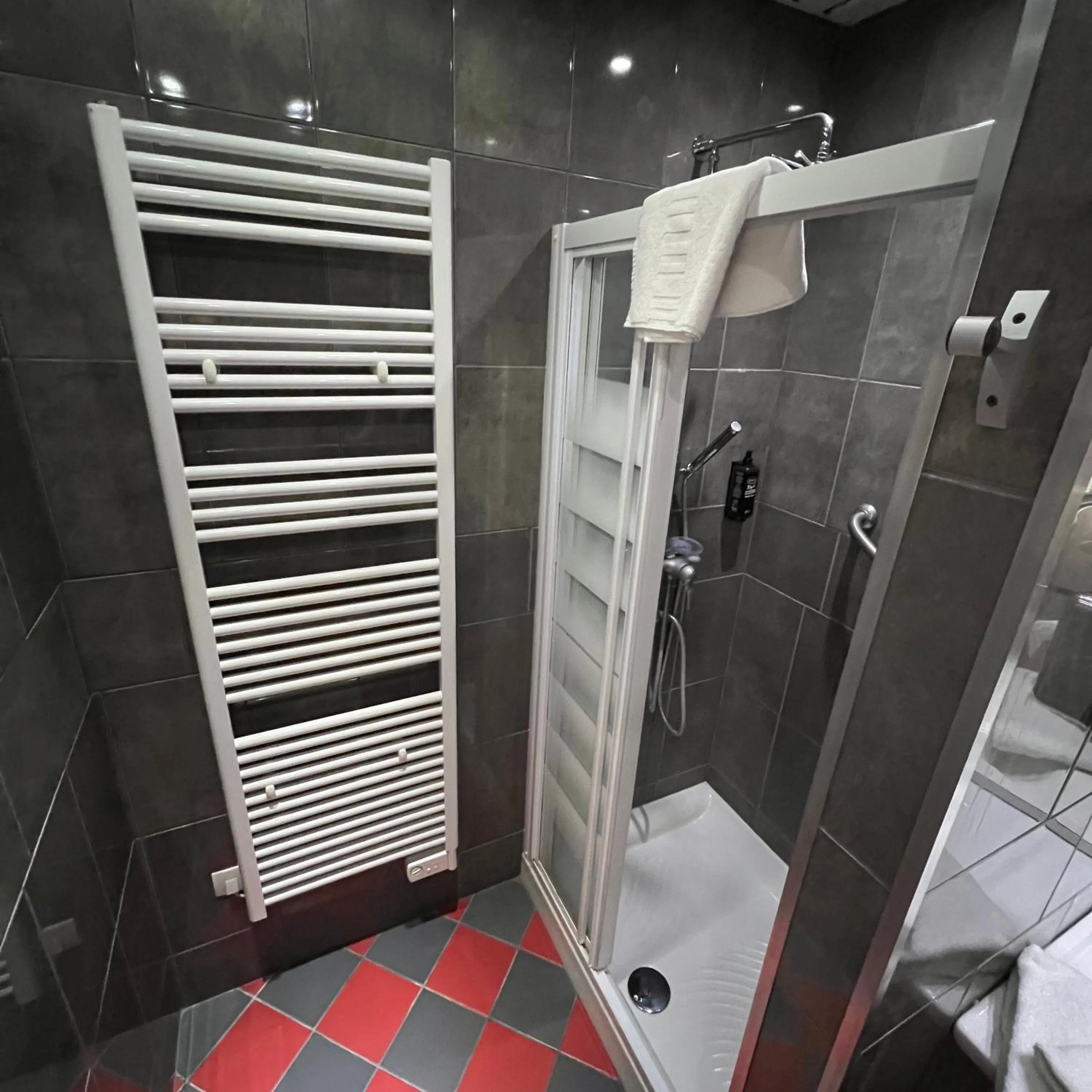 Shower in Grand Hôtel de Valenciennes