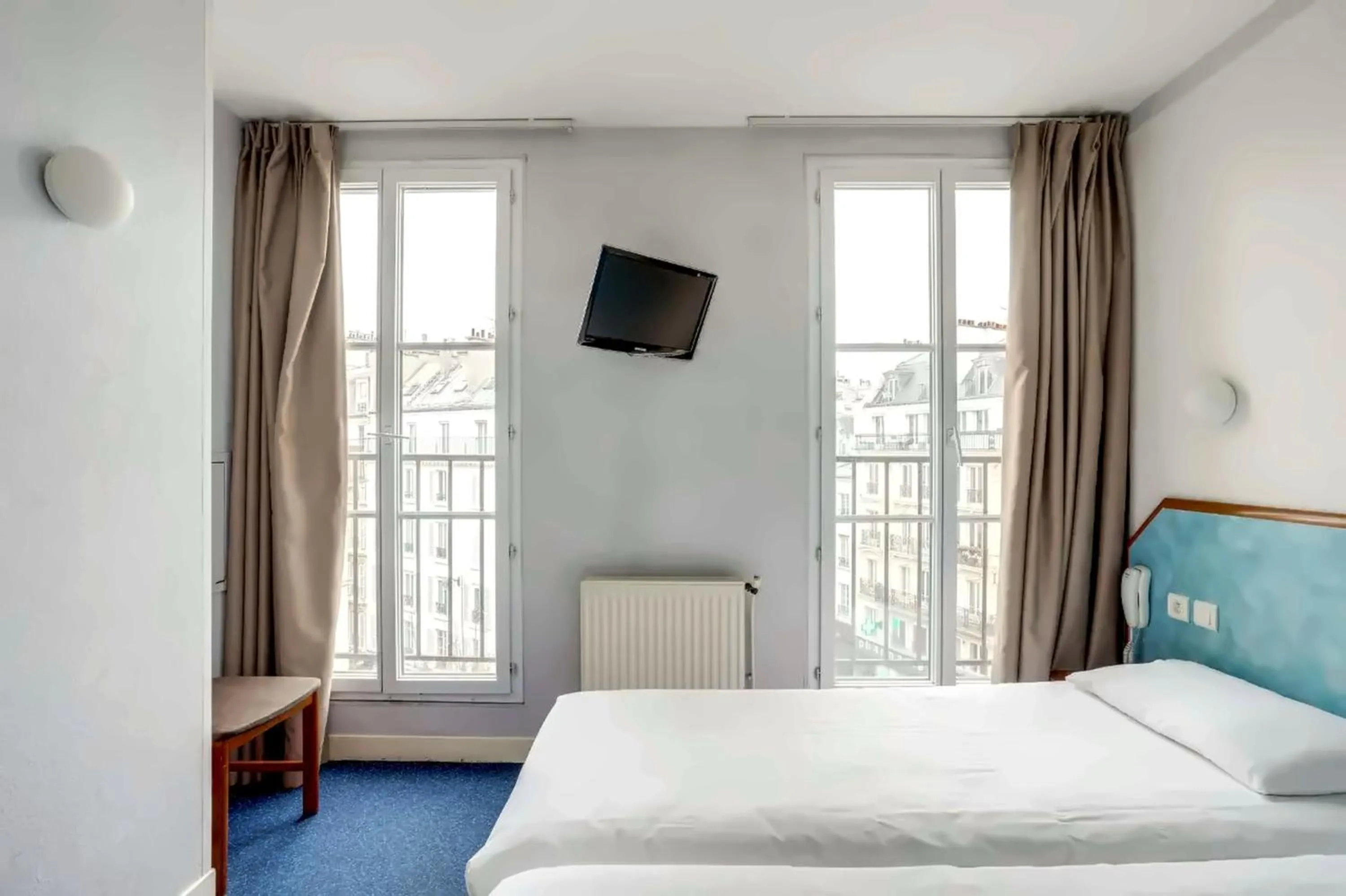 Bedroom, Bed in Hotel Royal Mansart