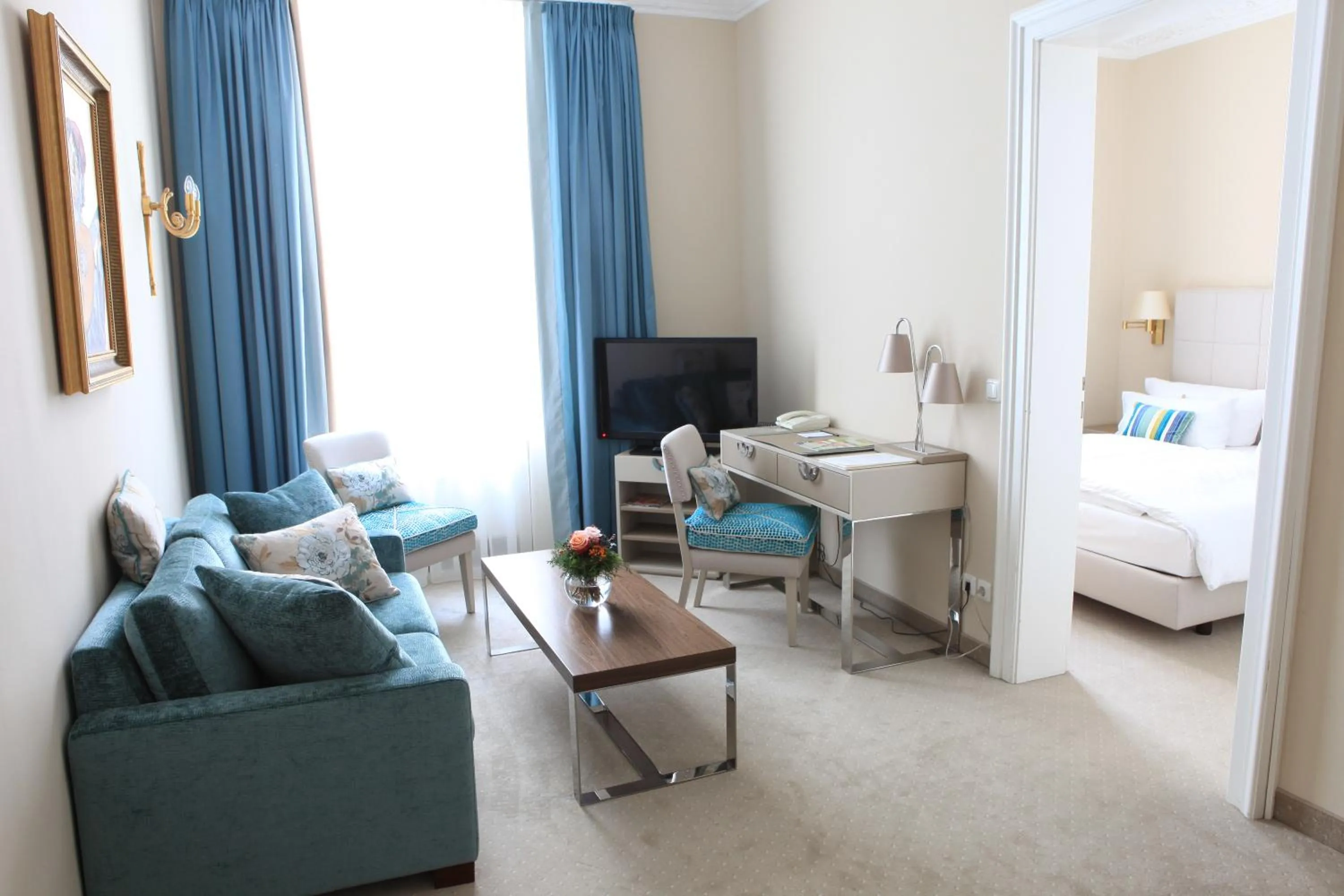 Living room, Bed in Hotel an der Oper