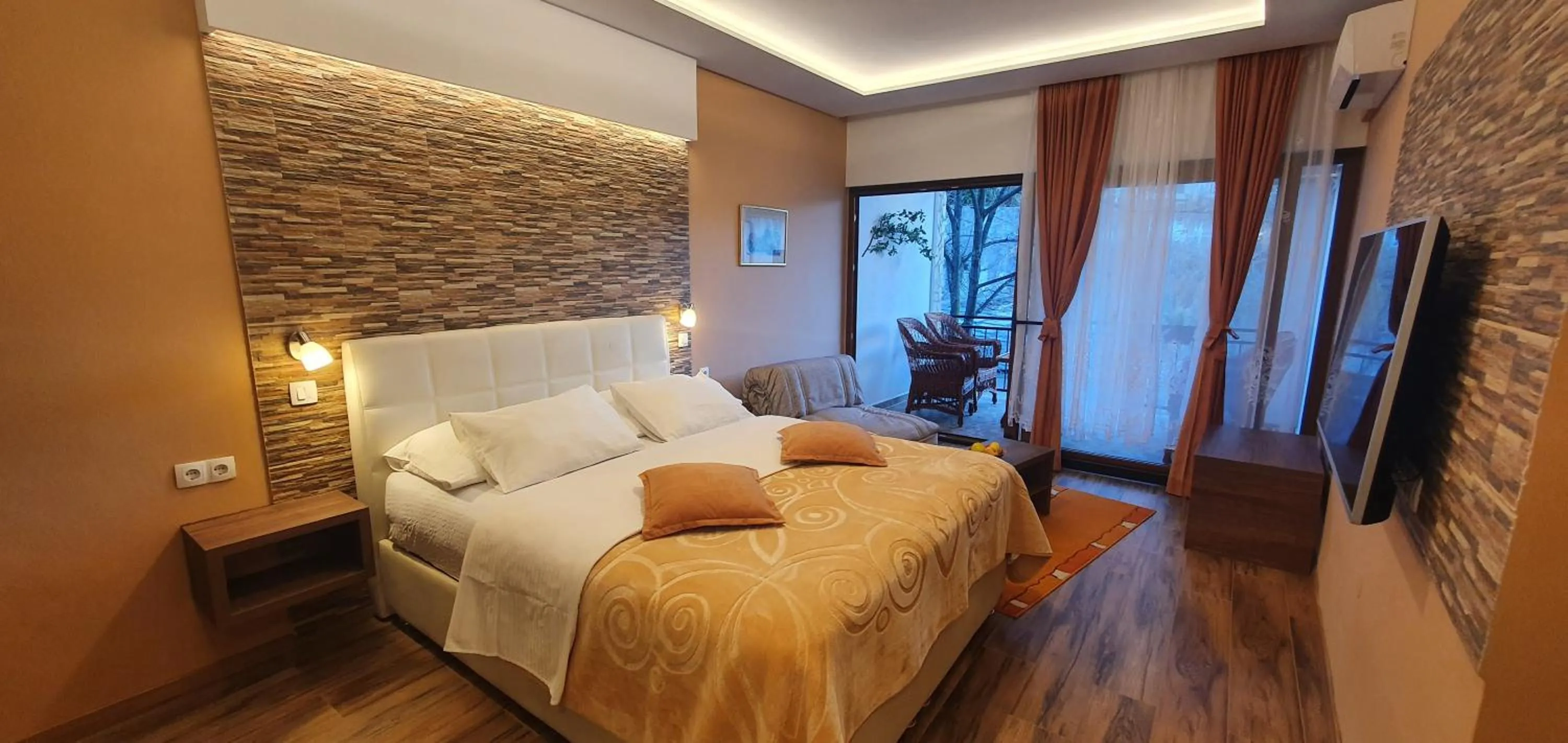 Deluxe Double Room with Balcony in Villa Cardak