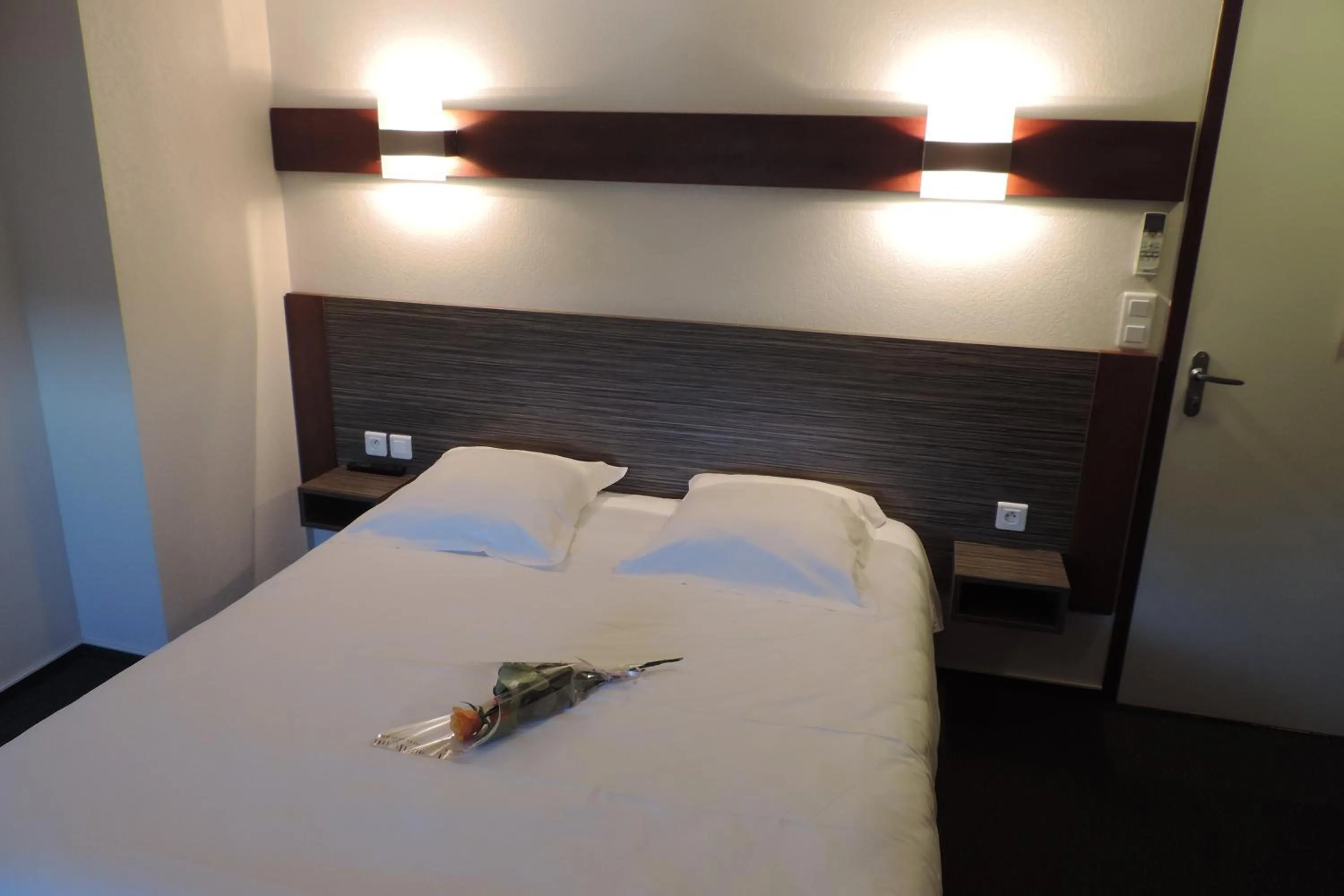 Bedroom, Bed in Hôtel de France