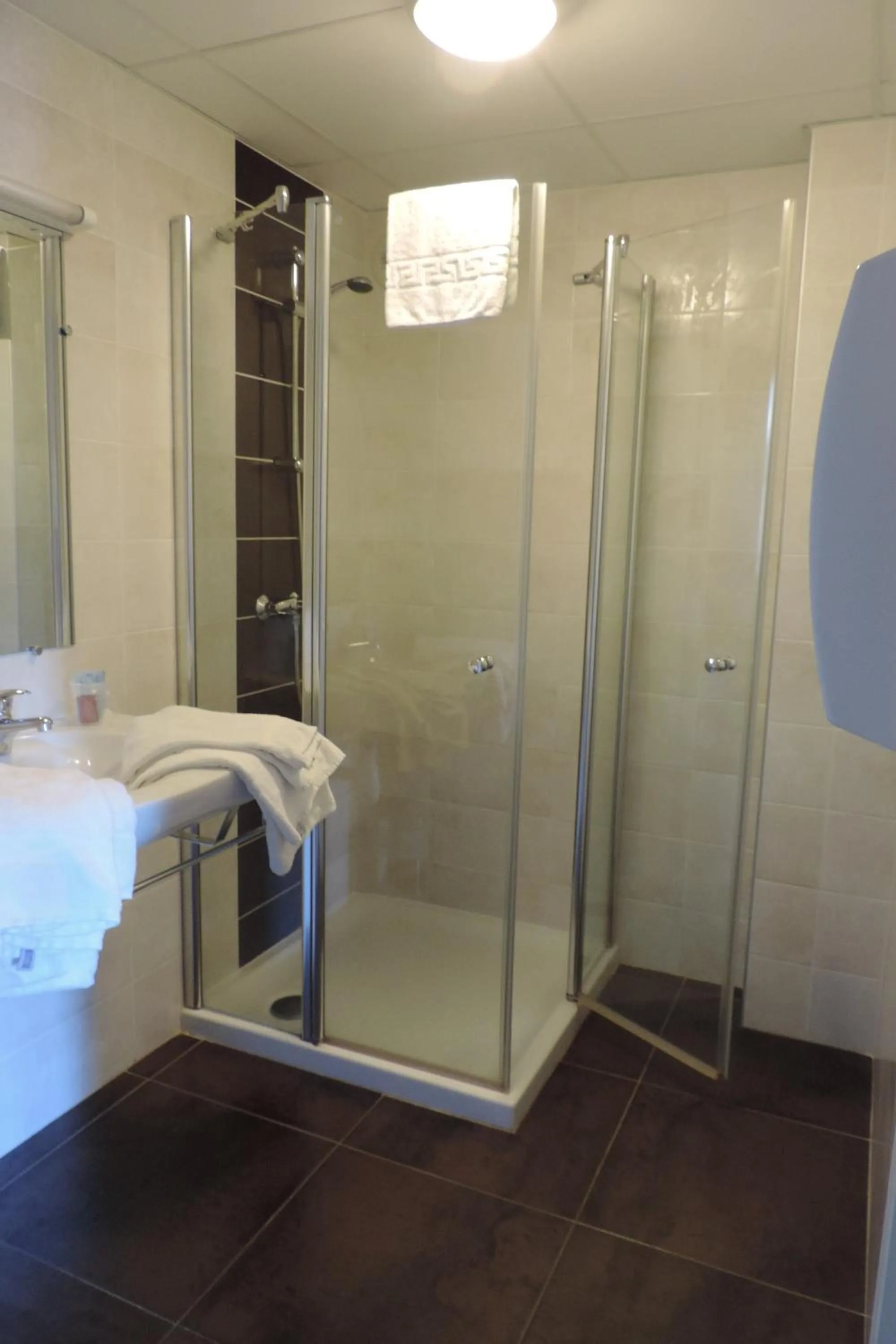 Bathroom in Hôtel de France