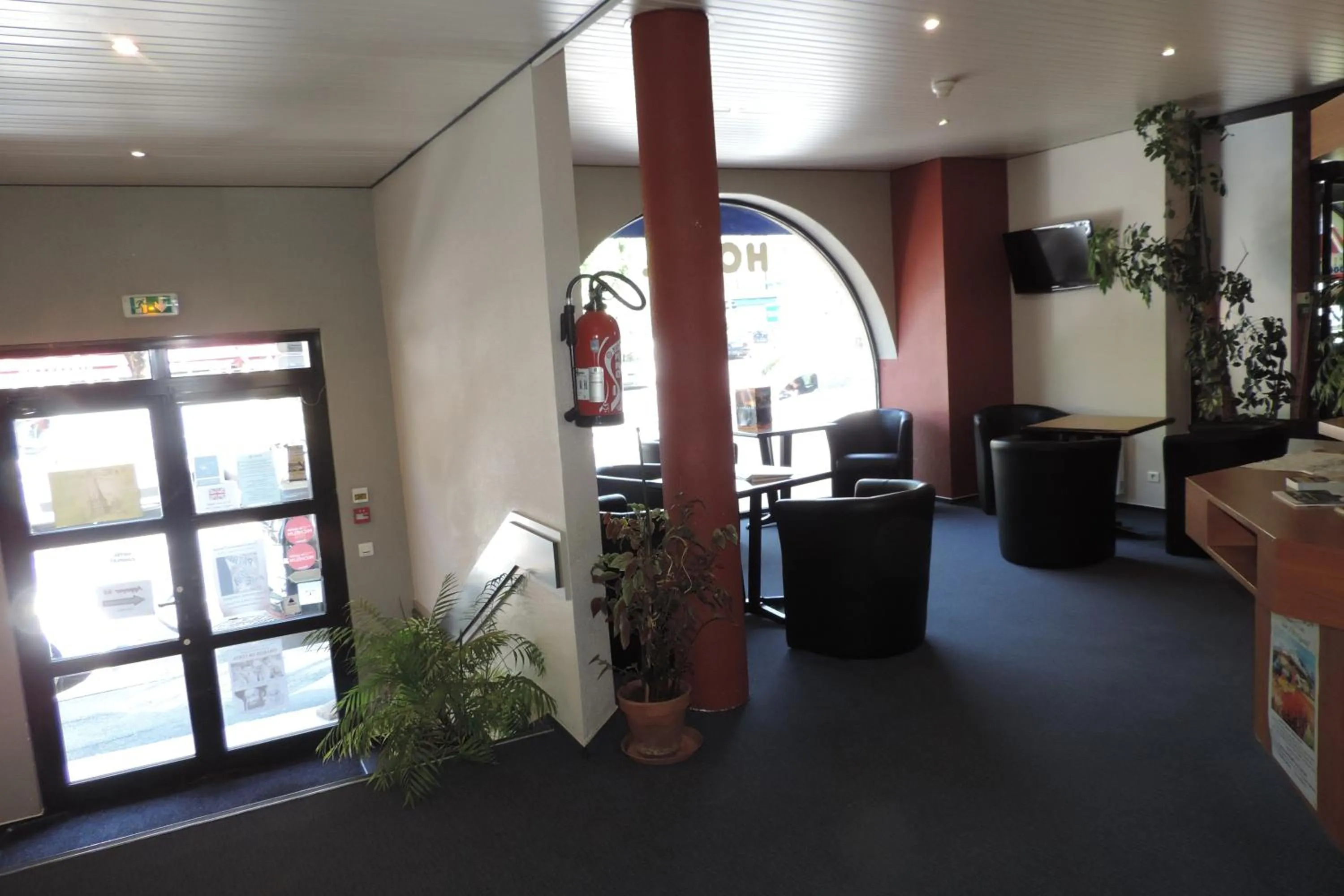 Communal lounge/ TV room in Hôtel de France