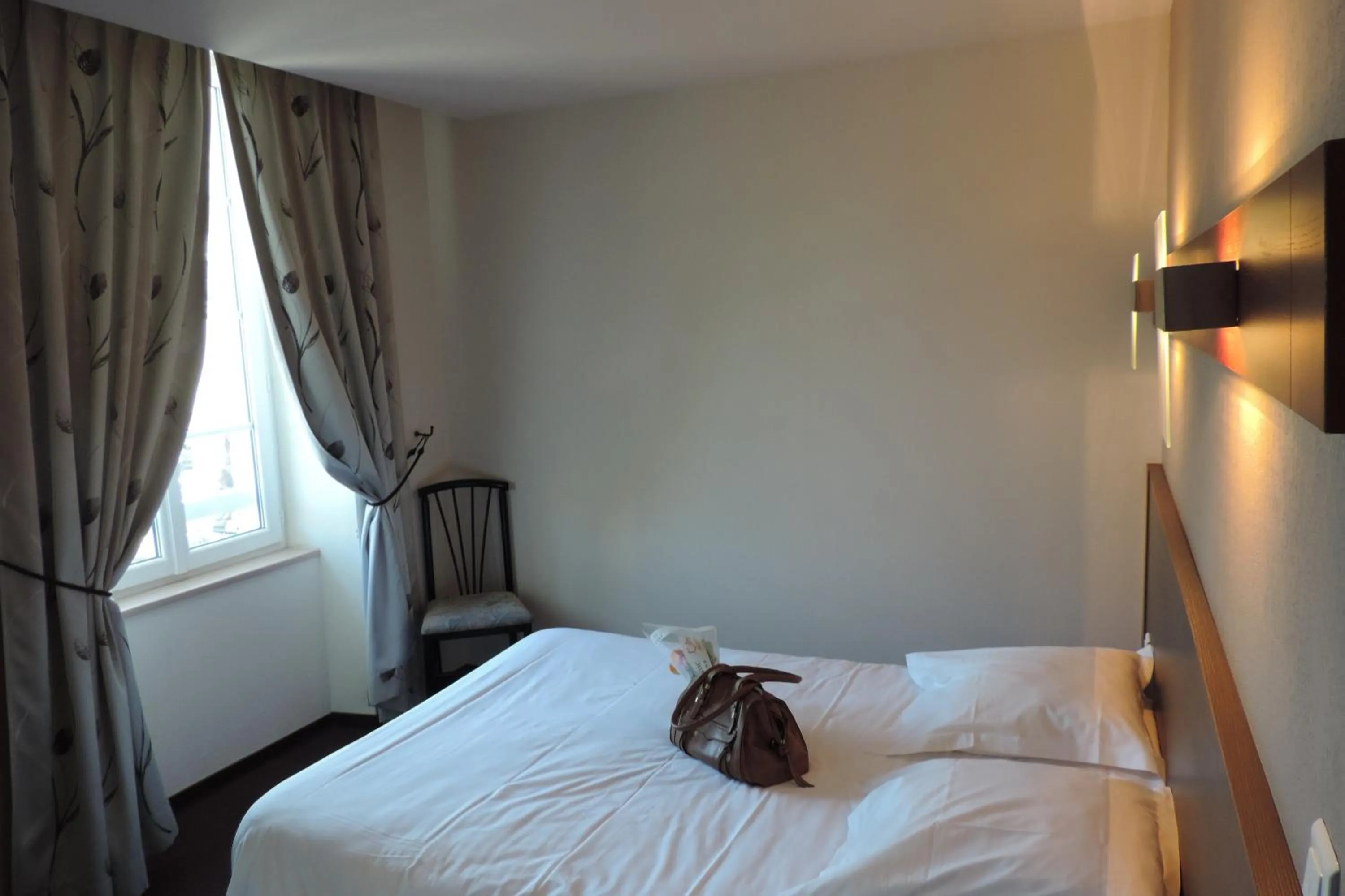 Bedroom, Bed in Hôtel de France