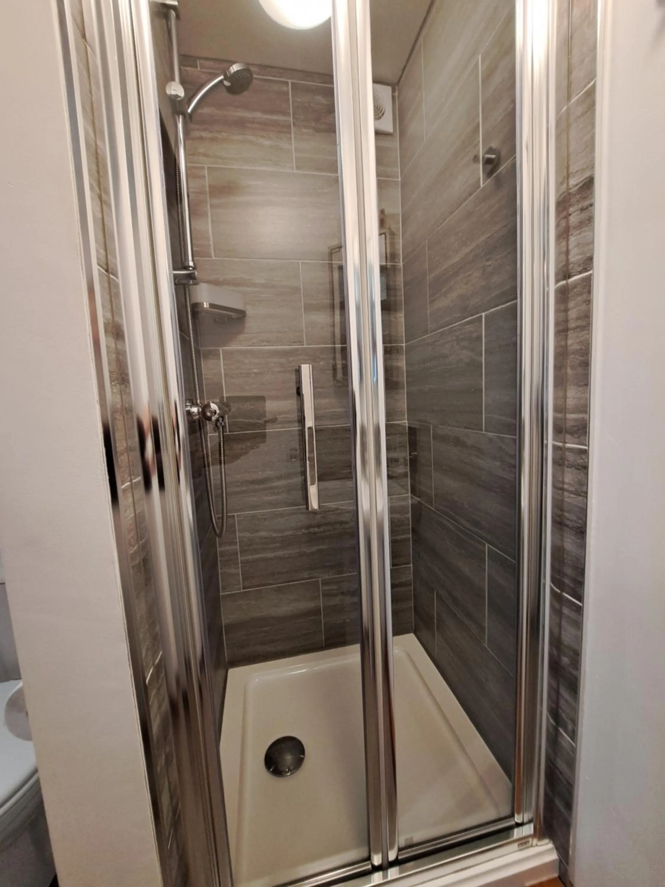 Shower in Highfields Holidays bed & breakfast