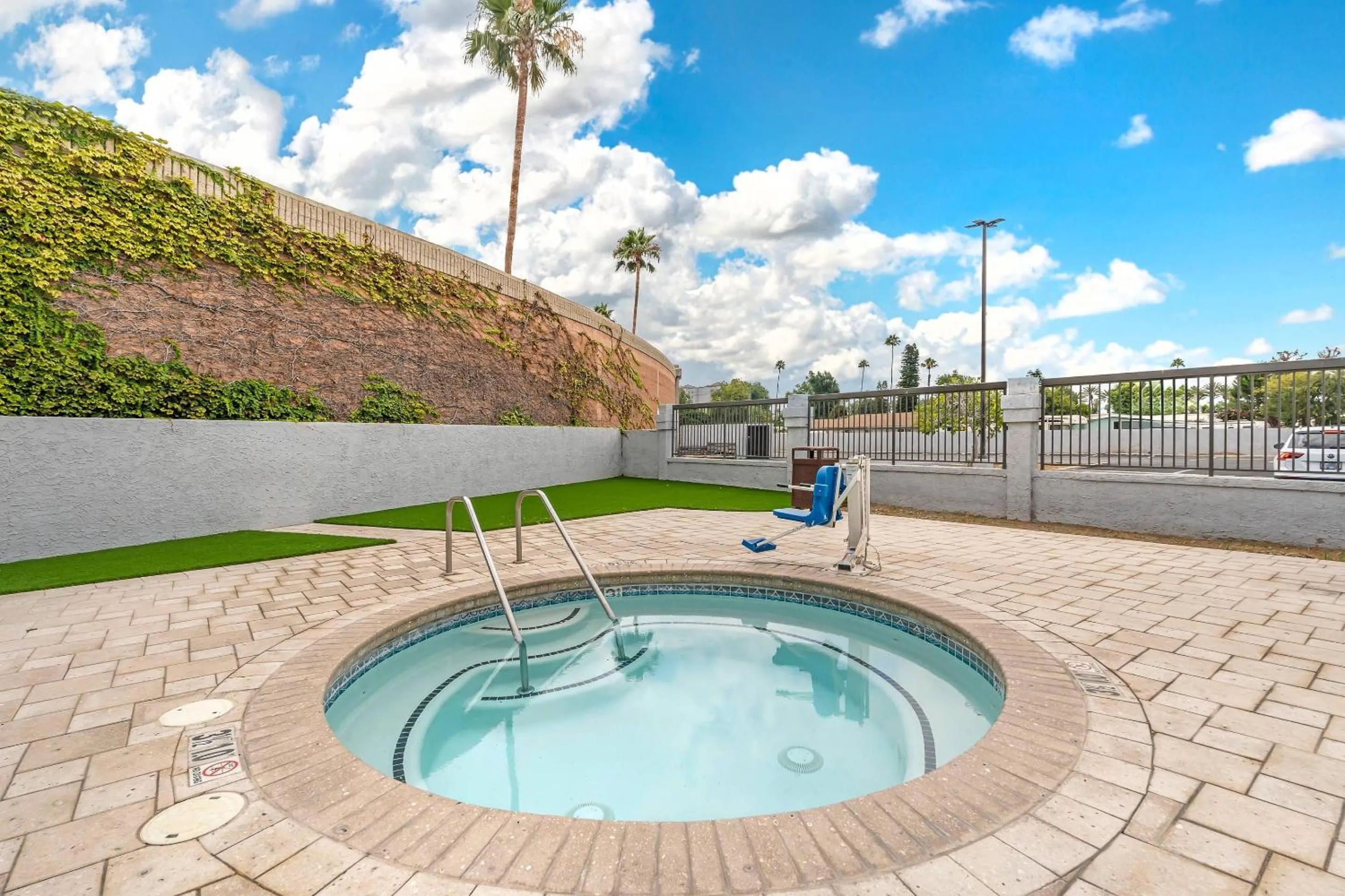 Hot Tub in Comfort Inn Anaheim Resort