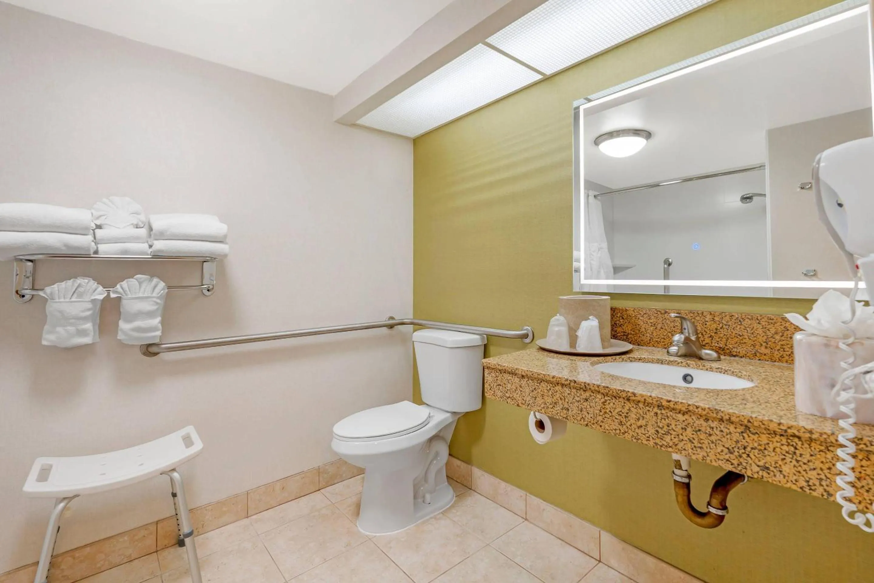 Bedroom in Comfort Inn Anaheim Resort